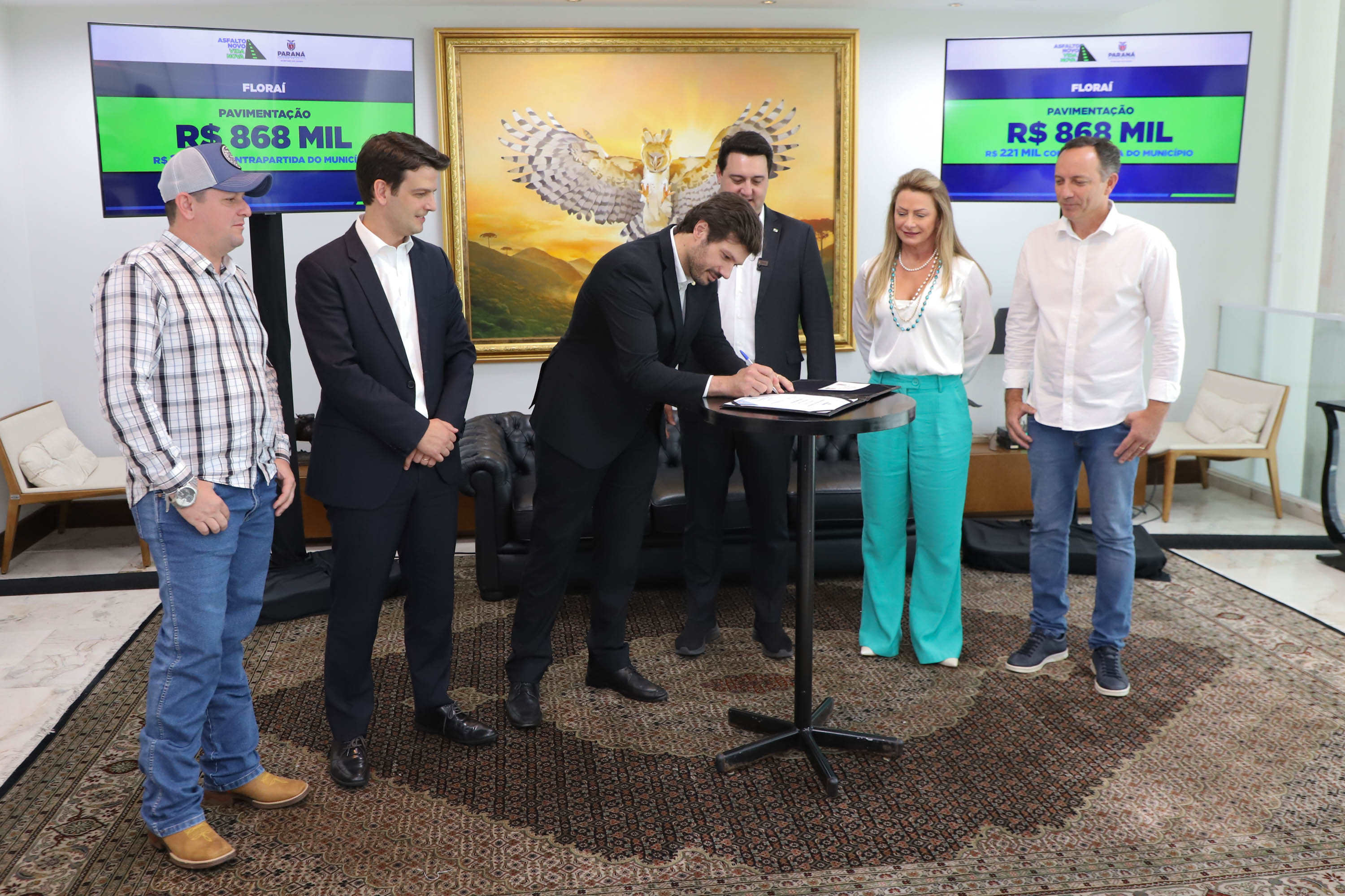 Mais R$ 34,1 milhões foram liberados pelo Governo do Estado para oito municípios pelo programa Asfalto Novo, Vida Nova.  As autorizações para os repasses foram assinadas pelo governador Carlos Massa Ratinho Junior. Na foto, repasse para a prefeitura de Floraí.