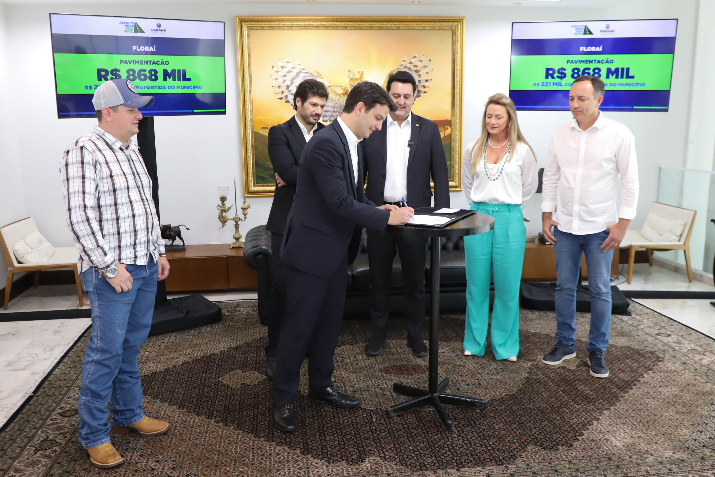 Mais R$ 34,1 milhões foram liberados pelo Governo do Estado para oito municípios pelo programa Asfalto Novo, Vida Nova.  As autorizações para os repasses foram assinadas pelo governador Carlos Massa Ratinho Junior. Na foto, repasse para a prefeitura de Floraí.