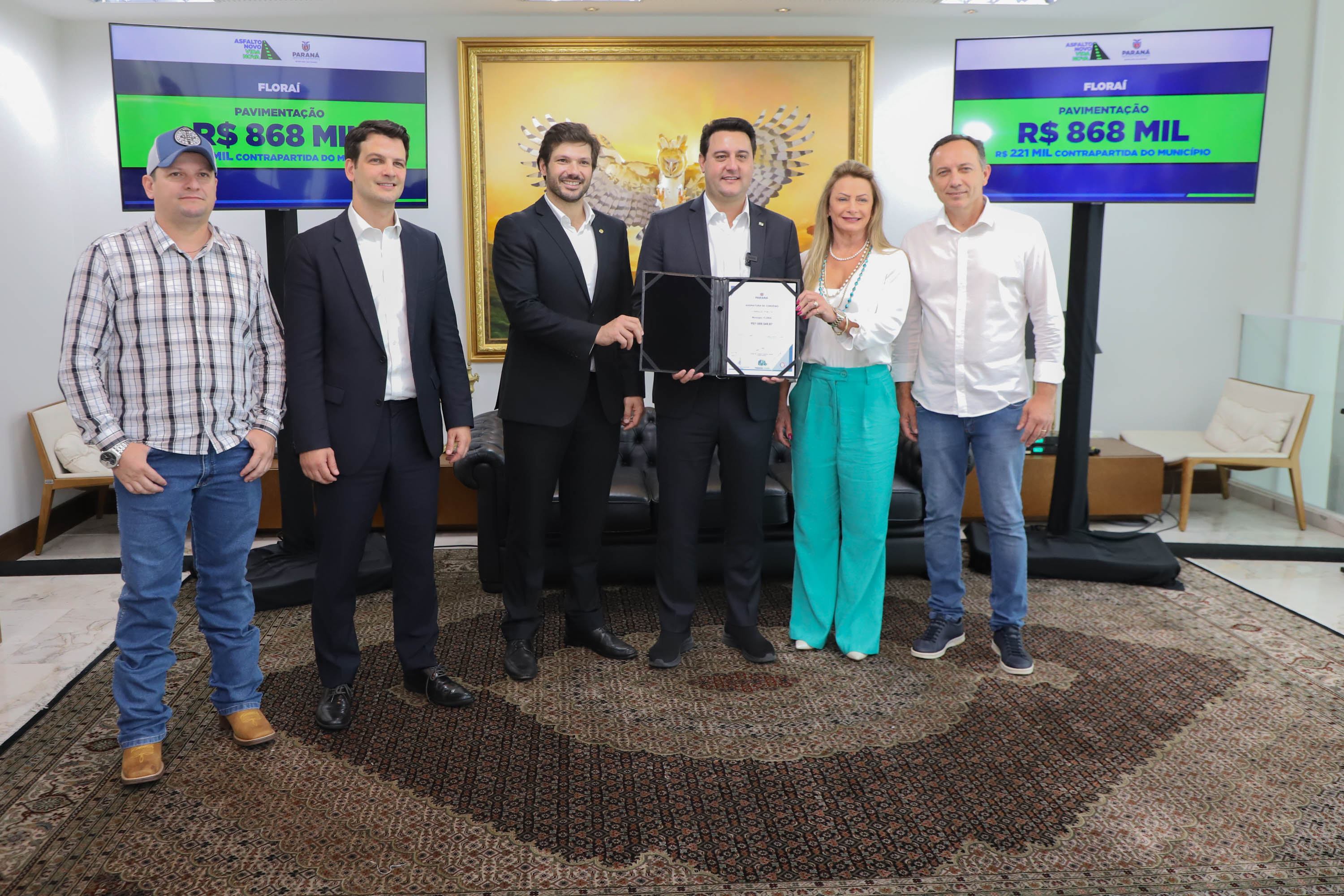 Mais R$ 34,1 milhões foram liberados pelo Governo do Estado para oito municípios pelo programa Asfalto Novo, Vida Nova.  As autorizações para os repasses foram assinadas pelo governador Carlos Massa Ratinho Junior. Na foto, repasse para a prefeitura de Floraí.