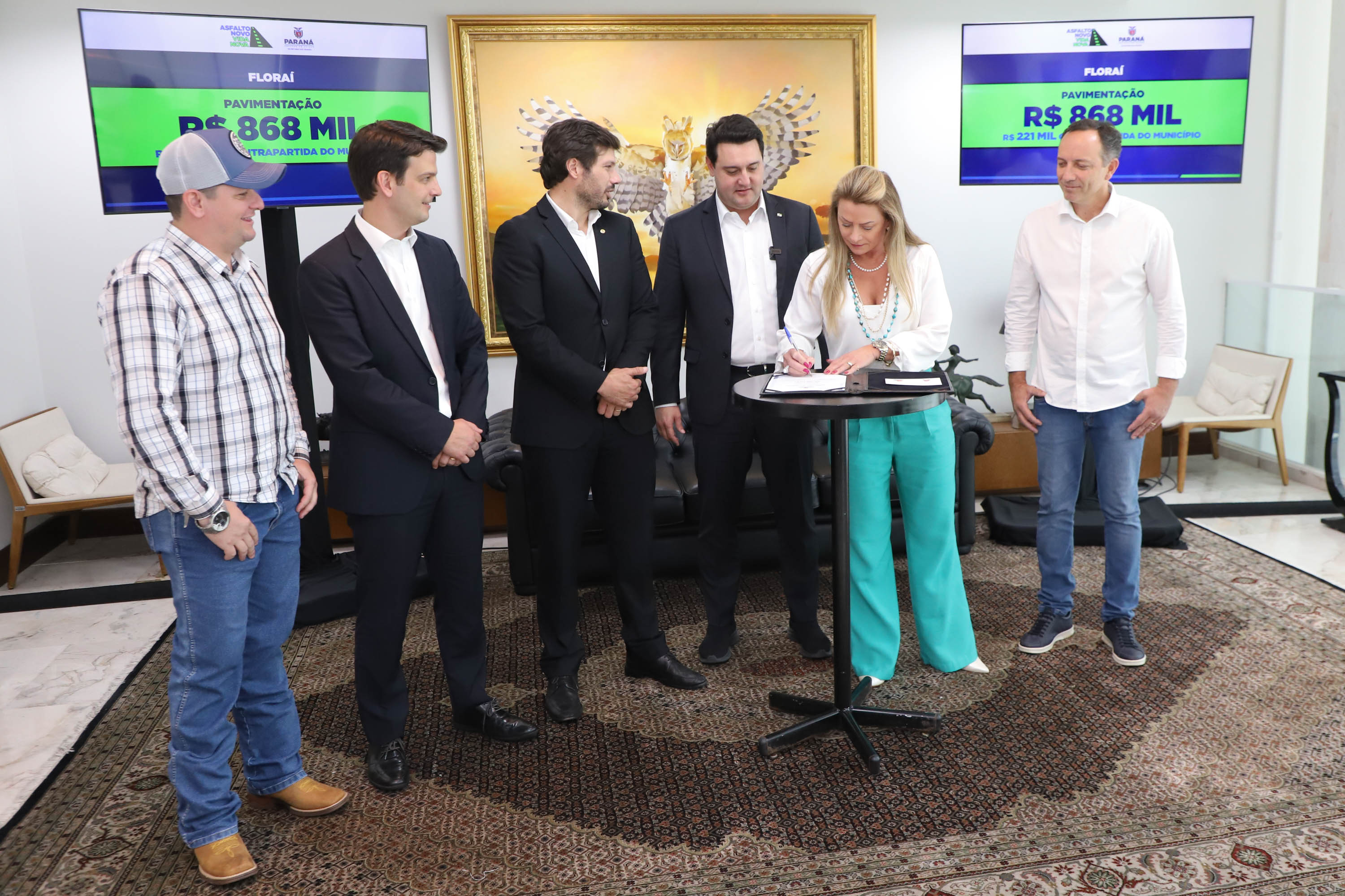 Mais R$ 34,1 milhões foram liberados pelo Governo do Estado para oito municípios pelo programa Asfalto Novo, Vida Nova.  As autorizações para os repasses foram assinadas pelo governador Carlos Massa Ratinho Junior. Na foto, repasse para a prefeitura de Floraí.