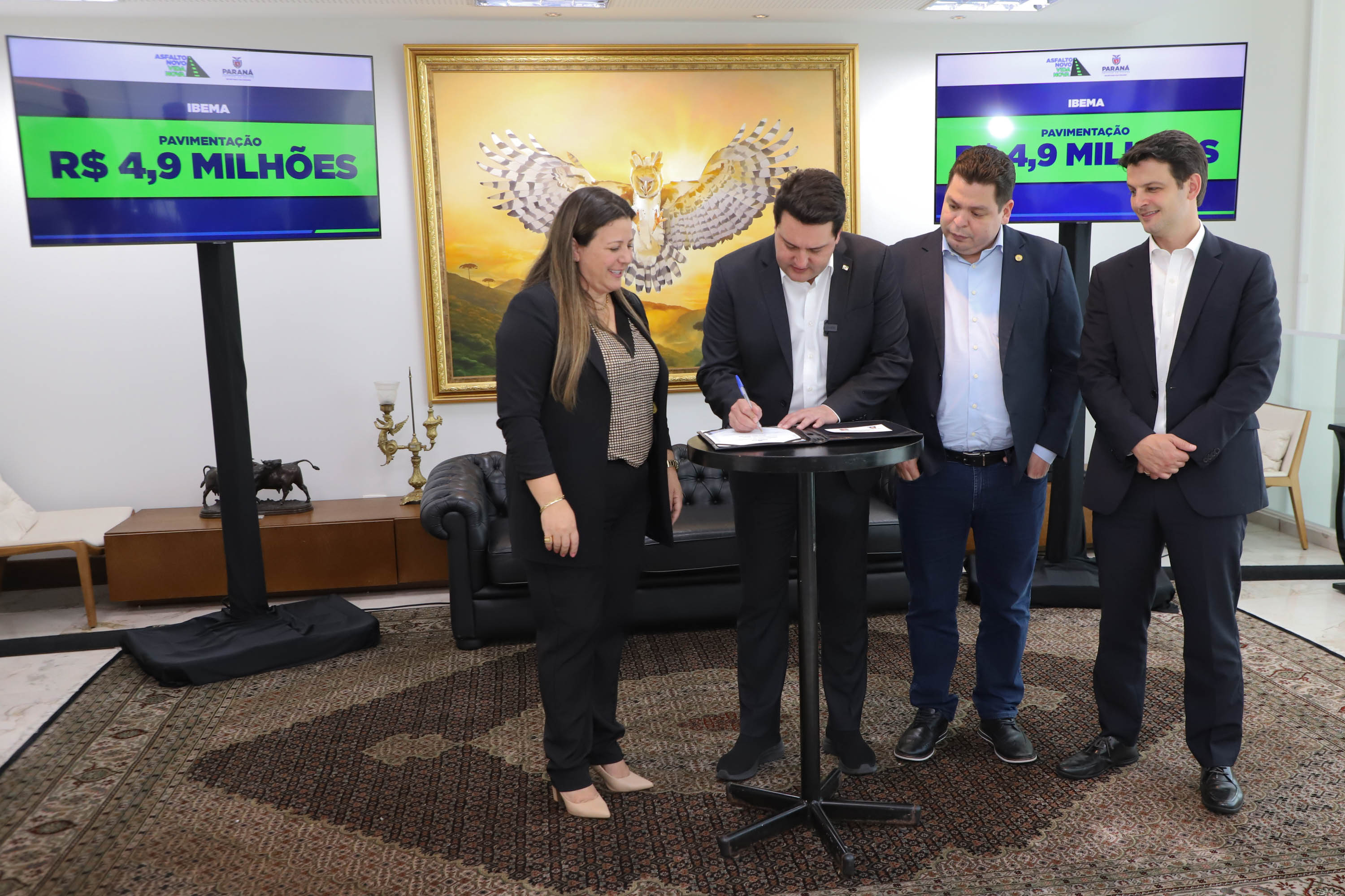 Mais R$ 34,1 milhões foram liberados pelo Governo do Estado para oito municípios pelo programa Asfalto Novo, Vida Nova.  As autorizações para os repasses foram assinadas pelo governador Carlos Massa Ratinho Junior. Na foto, repasse para a prefeitura de Floraí.