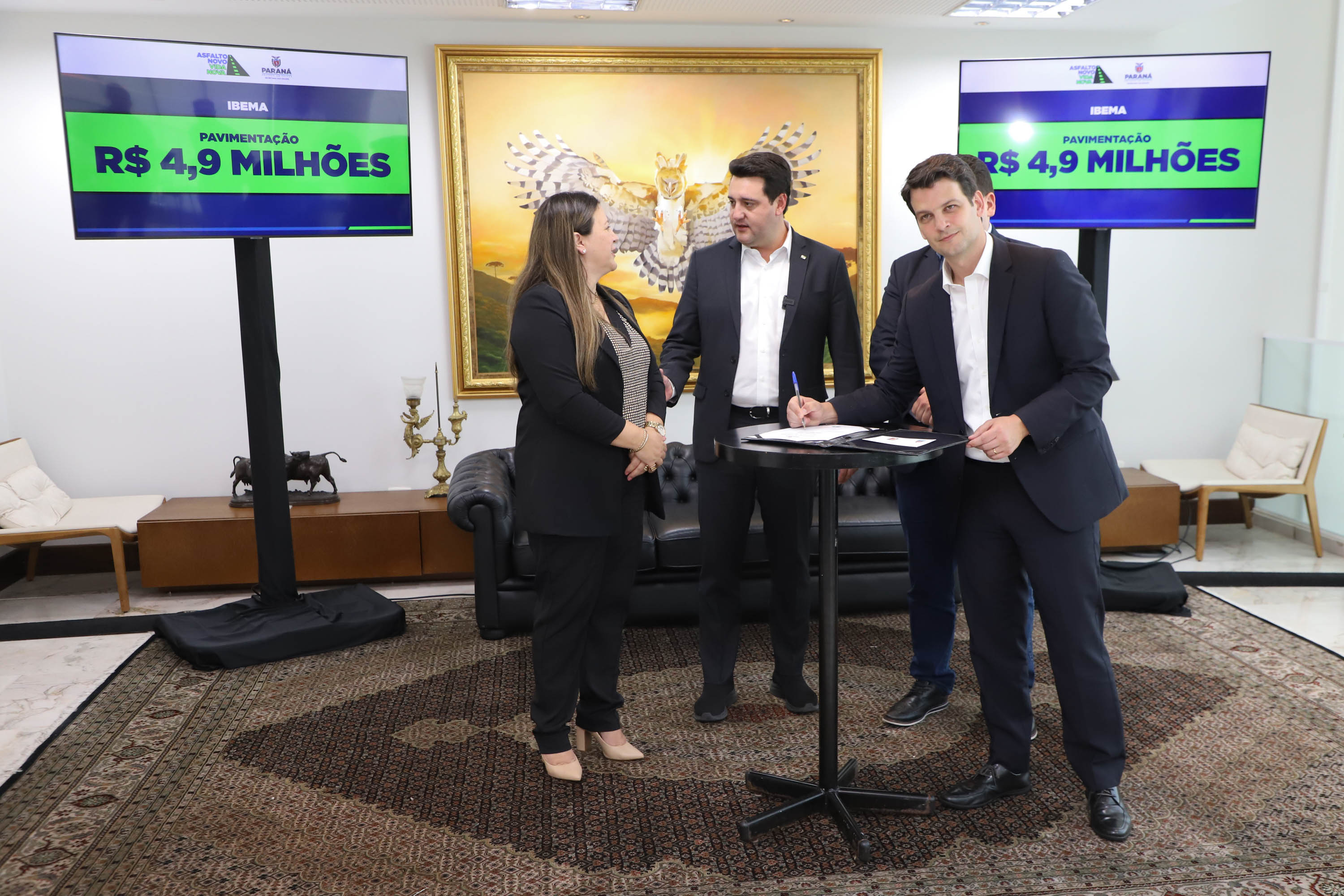 Mais R$ 34,1 milhões foram liberados pelo Governo do Estado para oito municípios pelo programa Asfalto Novo, Vida Nova.  As autorizações para os repasses foram assinadas pelo governador Carlos Massa Ratinho Junior. Na foto, repasse para a prefeitura de Floraí.