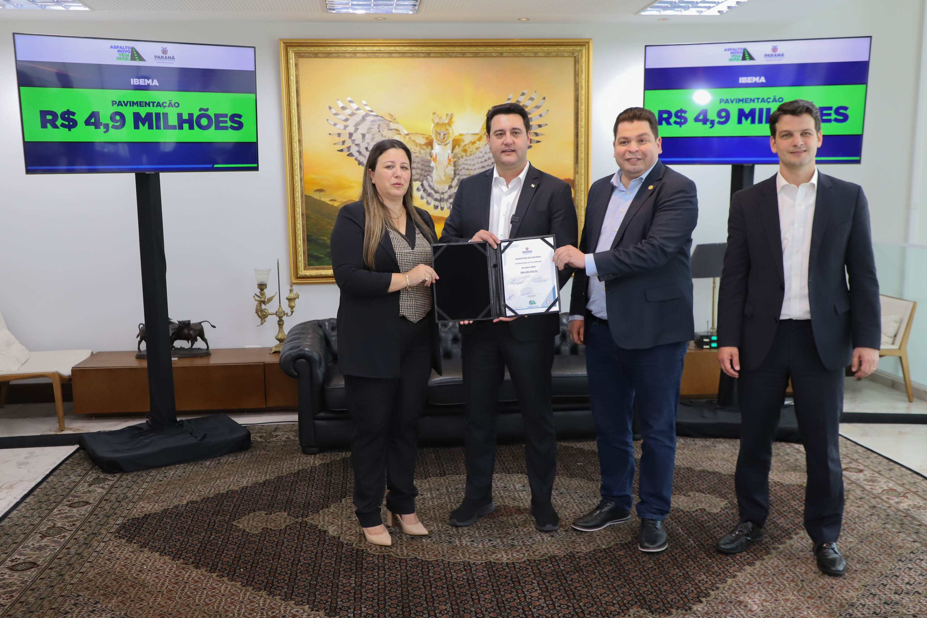 Mais R$ 34,1 milhões foram liberados pelo Governo do Estado para oito municípios pelo programa Asfalto Novo, Vida Nova.  As autorizações para os repasses foram assinadas pelo governador Carlos Massa Ratinho Junior. Na foto, repasse para a prefeitura de Floraí.