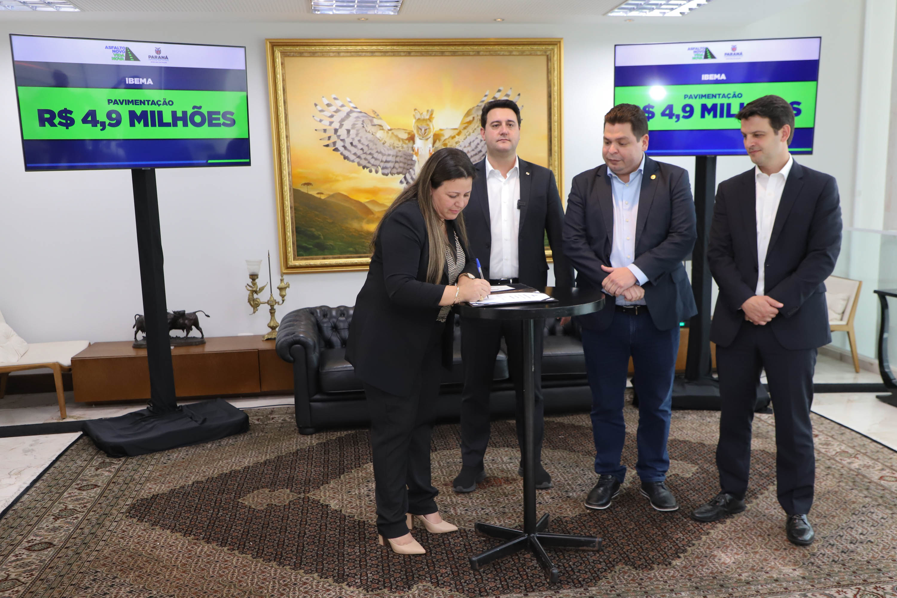 Mais R$ 34,1 milhões foram liberados pelo Governo do Estado para oito municípios pelo programa Asfalto Novo, Vida Nova.  As autorizações para os repasses foram assinadas pelo governador Carlos Massa Ratinho Junior. Na foto, repasse para a prefeitura de Floraí.