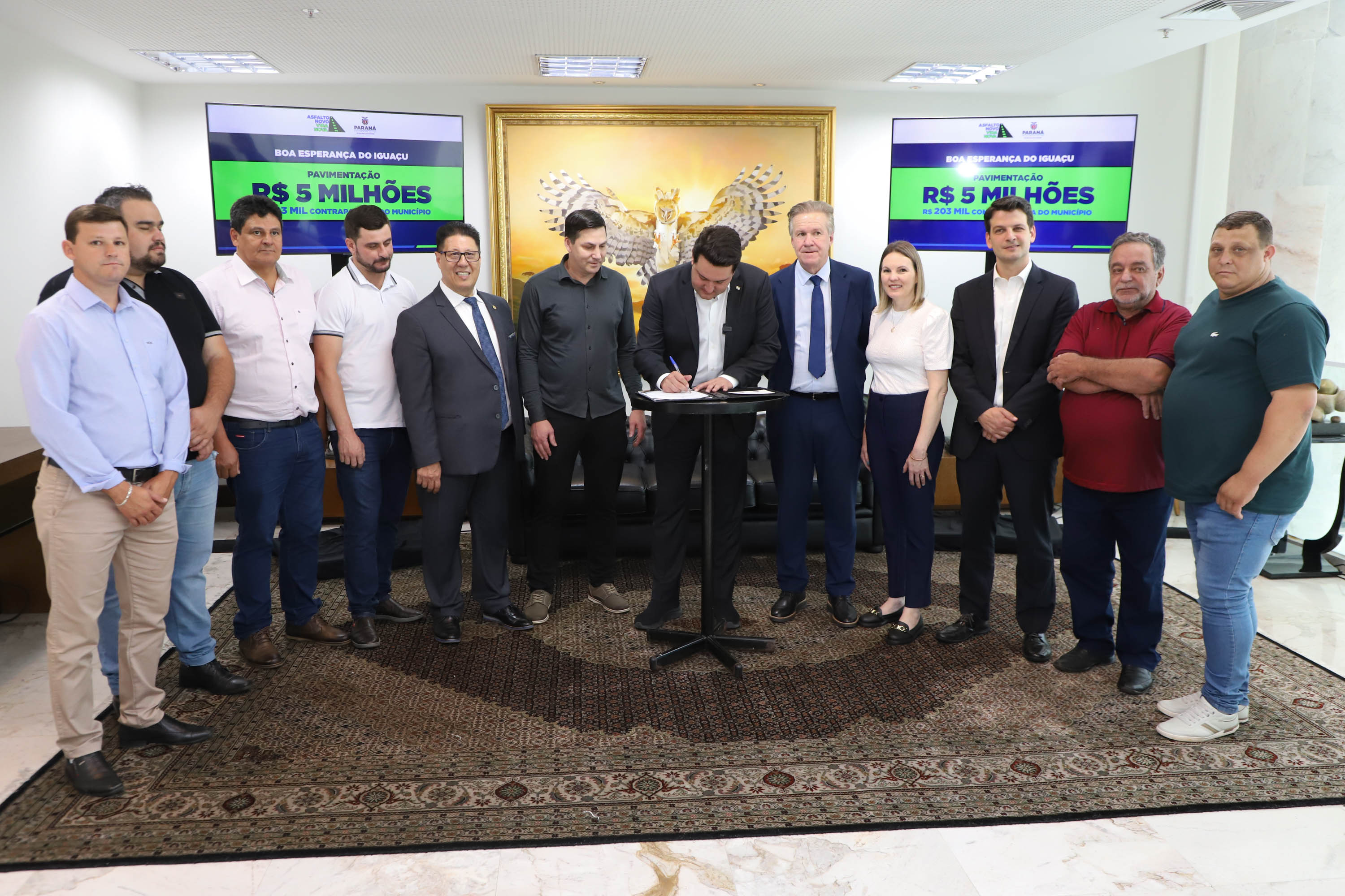 Mais R$ 34,1 milhões foram liberados pelo Governo do Estado para oito municípios pelo programa Asfalto Novo, Vida Nova.  As autorizações para os repasses foram assinadas pelo governador Carlos Massa Ratinho Junior. Na foto, repasse para a prefeitura de Boa Esperança do Iguaçu.