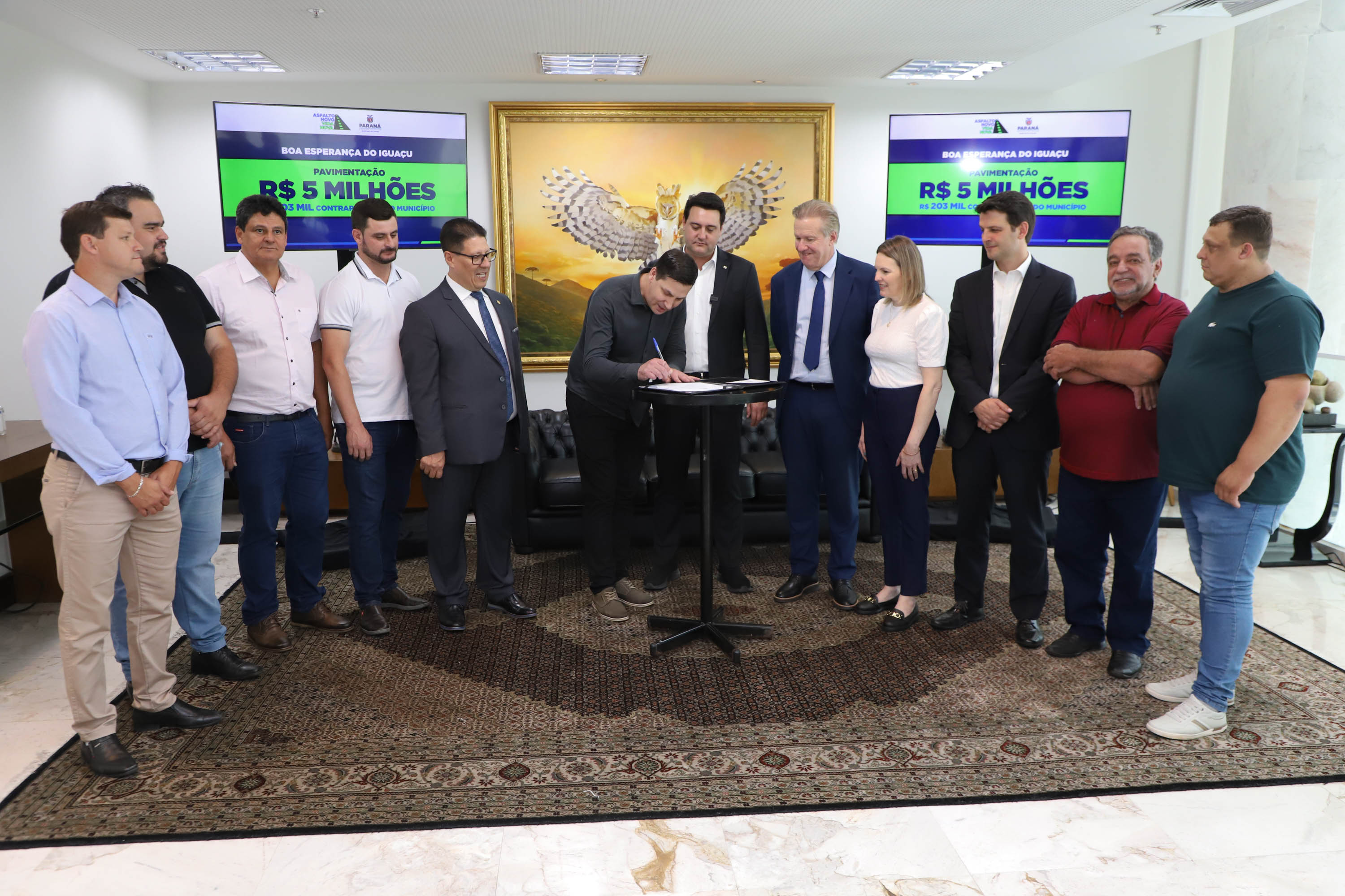 Mais R$ 34,1 milhões foram liberados pelo Governo do Estado para oito municípios pelo programa Asfalto Novo, Vida Nova.  As autorizações para os repasses foram assinadas pelo governador Carlos Massa Ratinho Junior. Na foto, repasse para a prefeitura de Boa Esperança do Iguaçu.