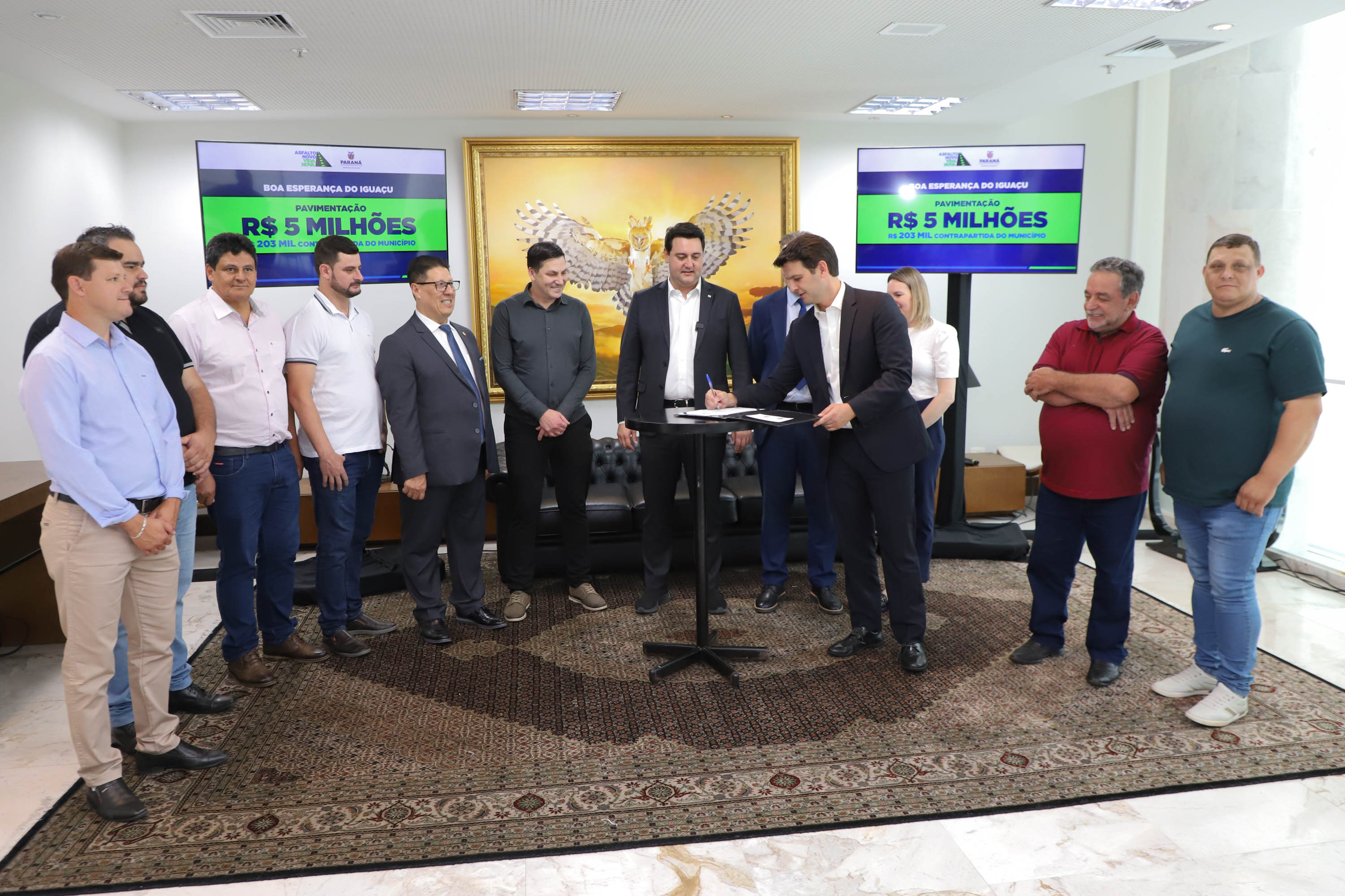 Mais R$ 34,1 milhões foram liberados pelo Governo do Estado para oito municípios pelo programa Asfalto Novo, Vida Nova.  As autorizações para os repasses foram assinadas pelo governador Carlos Massa Ratinho Junior. Na foto, repasse para a prefeitura de Boa Esperança do Iguaçu.