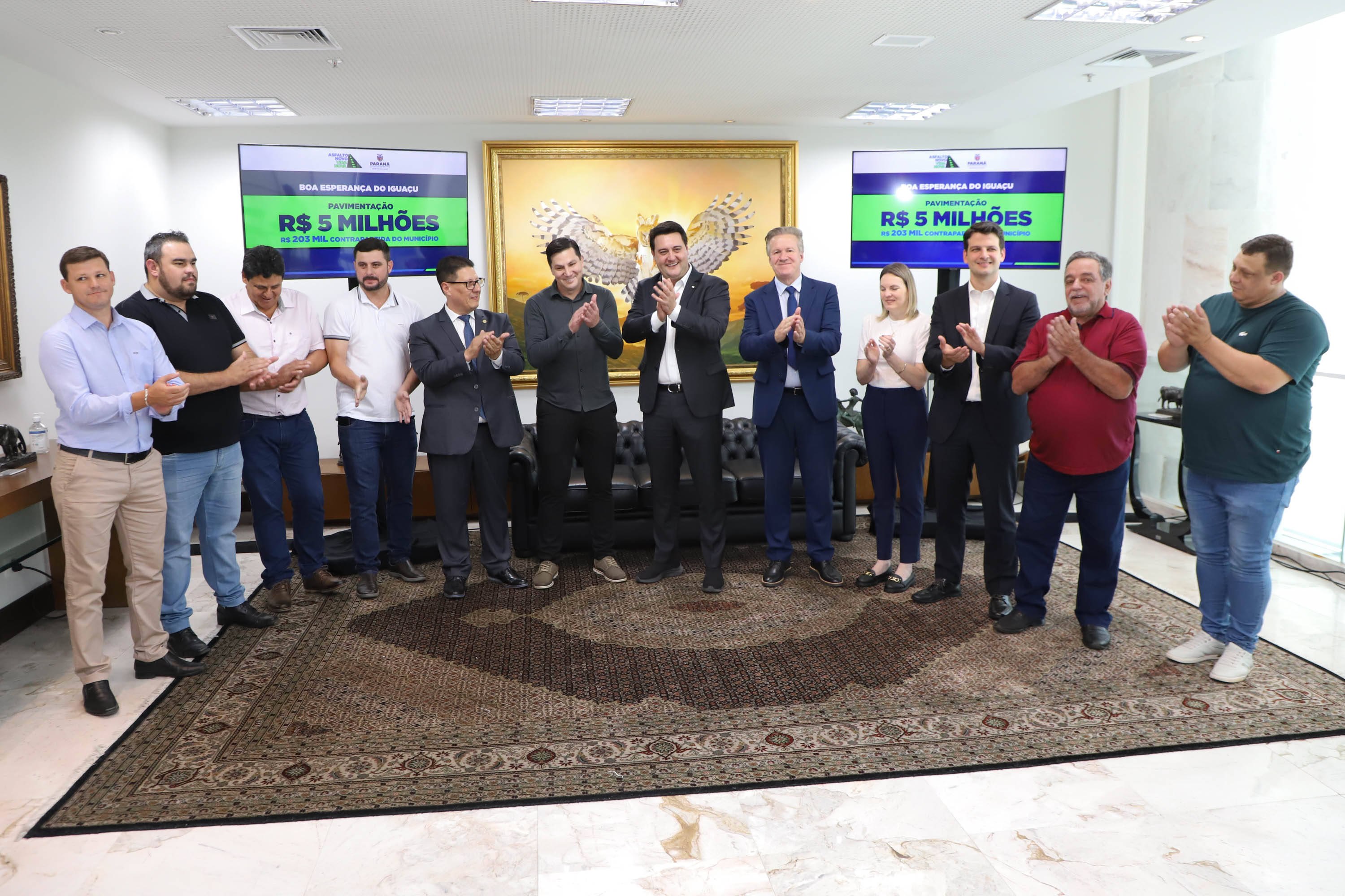 Mais R$ 34,1 milhões foram liberados pelo Governo do Estado para oito municípios pelo programa Asfalto Novo, Vida Nova.  As autorizações para os repasses foram assinadas pelo governador Carlos Massa Ratinho Junior. Na foto, repasse para a prefeitura de Boa Esperança do Iguaçu.