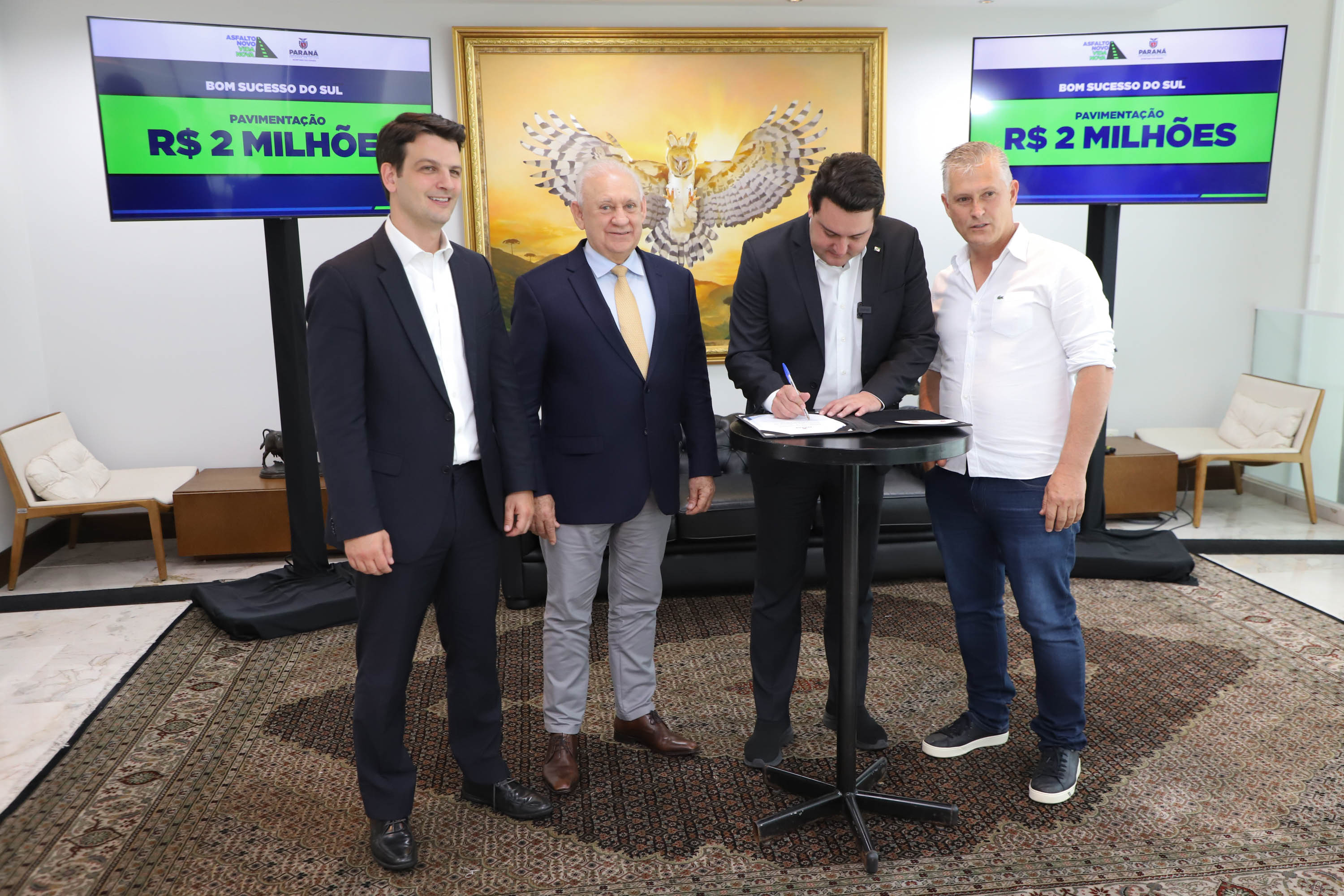 Mais R$ 34,1 milhões foram liberados pelo Governo do Estado para oito municípios pelo programa Asfalto Novo, Vida Nova.  As autorizações para os repasses foram assinadas pelo governador Carlos Massa Ratinho Junior. Na foto, repasse para a prefeitura de Bom Sucesso do Sul.