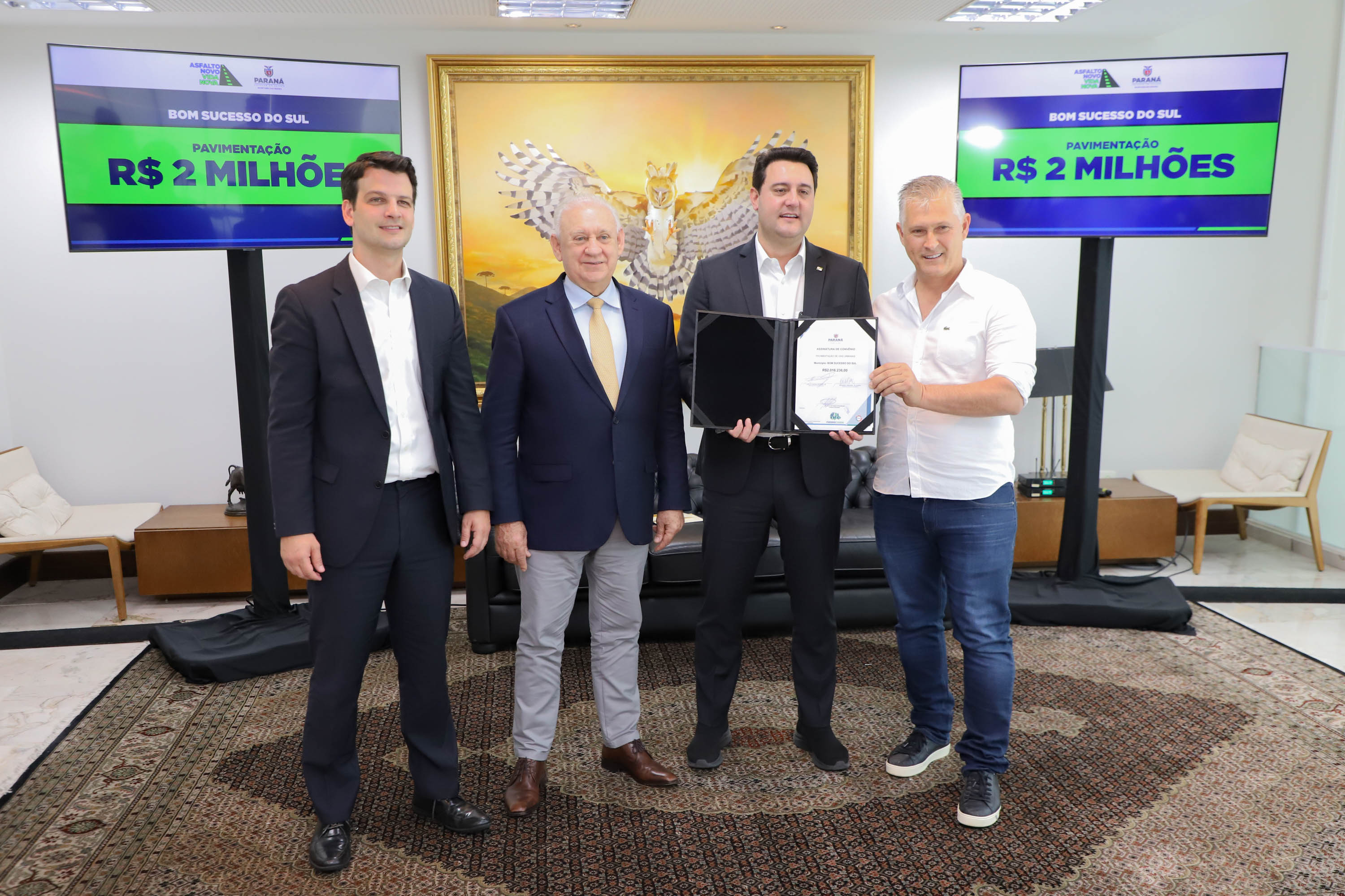 Mais R$ 34,1 milhões foram liberados pelo Governo do Estado para oito municípios pelo programa Asfalto Novo, Vida Nova.  As autorizações para os repasses foram assinadas pelo governador Carlos Massa Ratinho Junior. Na foto, repasse para a prefeitura de Bom Sucesso do Sul.