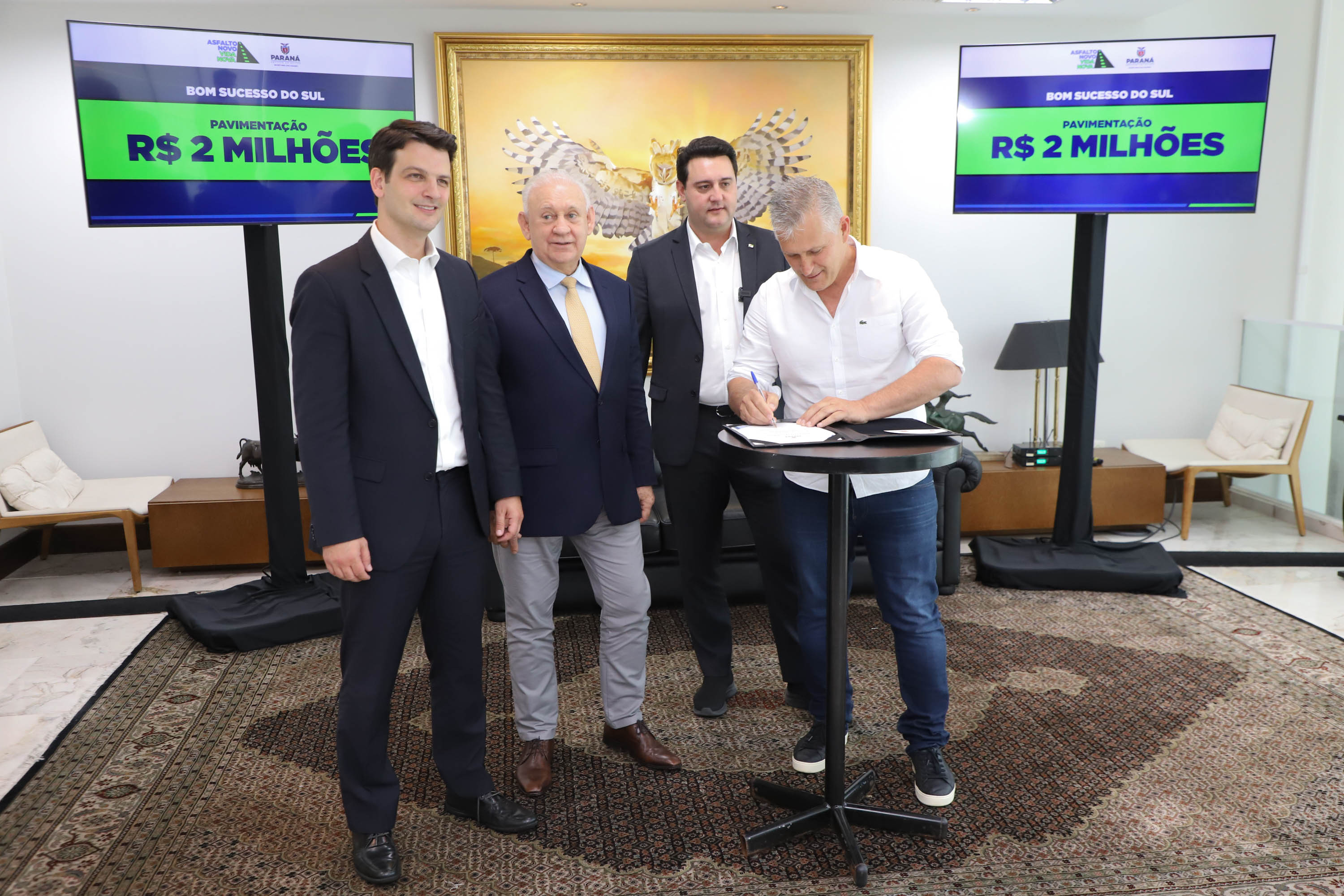 Mais R$ 34,1 milhões foram liberados pelo Governo do Estado para oito municípios pelo programa Asfalto Novo, Vida Nova.  As autorizações para os repasses foram assinadas pelo governador Carlos Massa Ratinho Junior. Na foto, repasse para a prefeitura de Bom Sucesso do Sul.