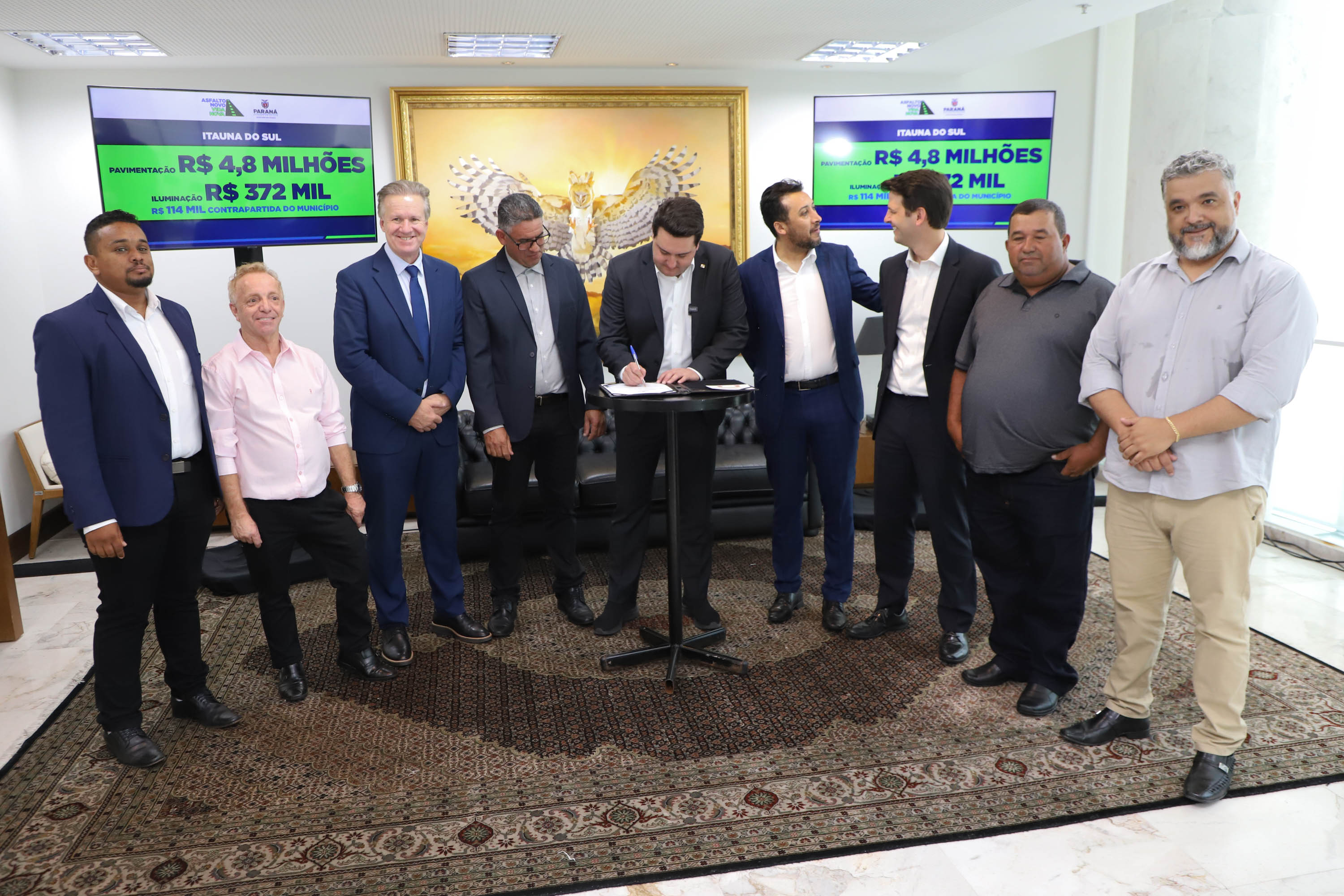 Mais R$ 34,1 milhões foram liberados pelo Governo do Estado para oito municípios pelo programa Asfalto Novo, Vida Nova.  As autorizações para os repasses foram assinadas pelo governador Carlos Massa Ratinho Junior. Na foto, repasse para a prefeitura de Itaúna do Sul.