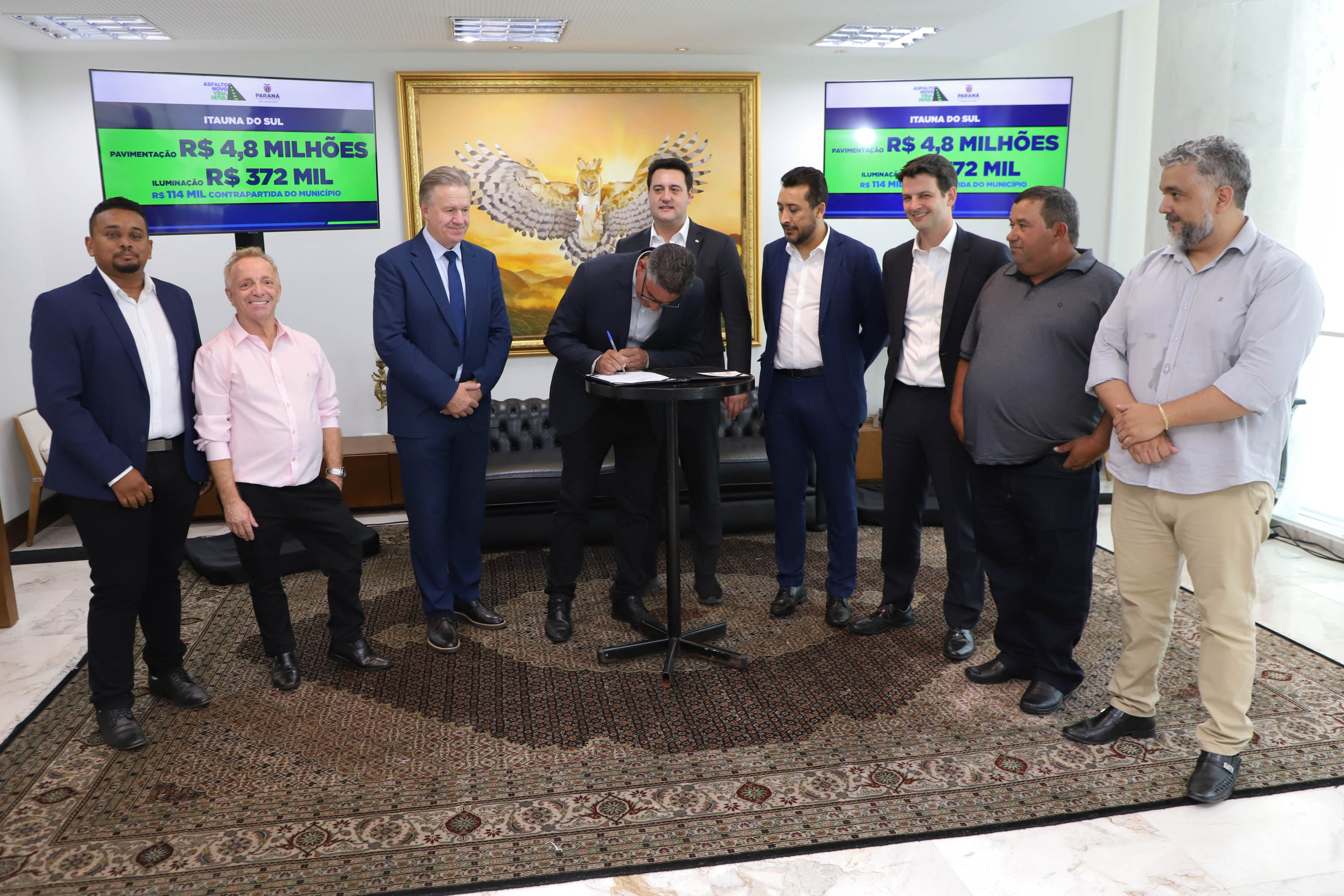 Mais R$ 34,1 milhões foram liberados pelo Governo do Estado para oito municípios pelo programa Asfalto Novo, Vida Nova.  As autorizações para os repasses foram assinadas pelo governador Carlos Massa Ratinho Junior. Na foto, repasse para a prefeitura de Itaúna do Sul.