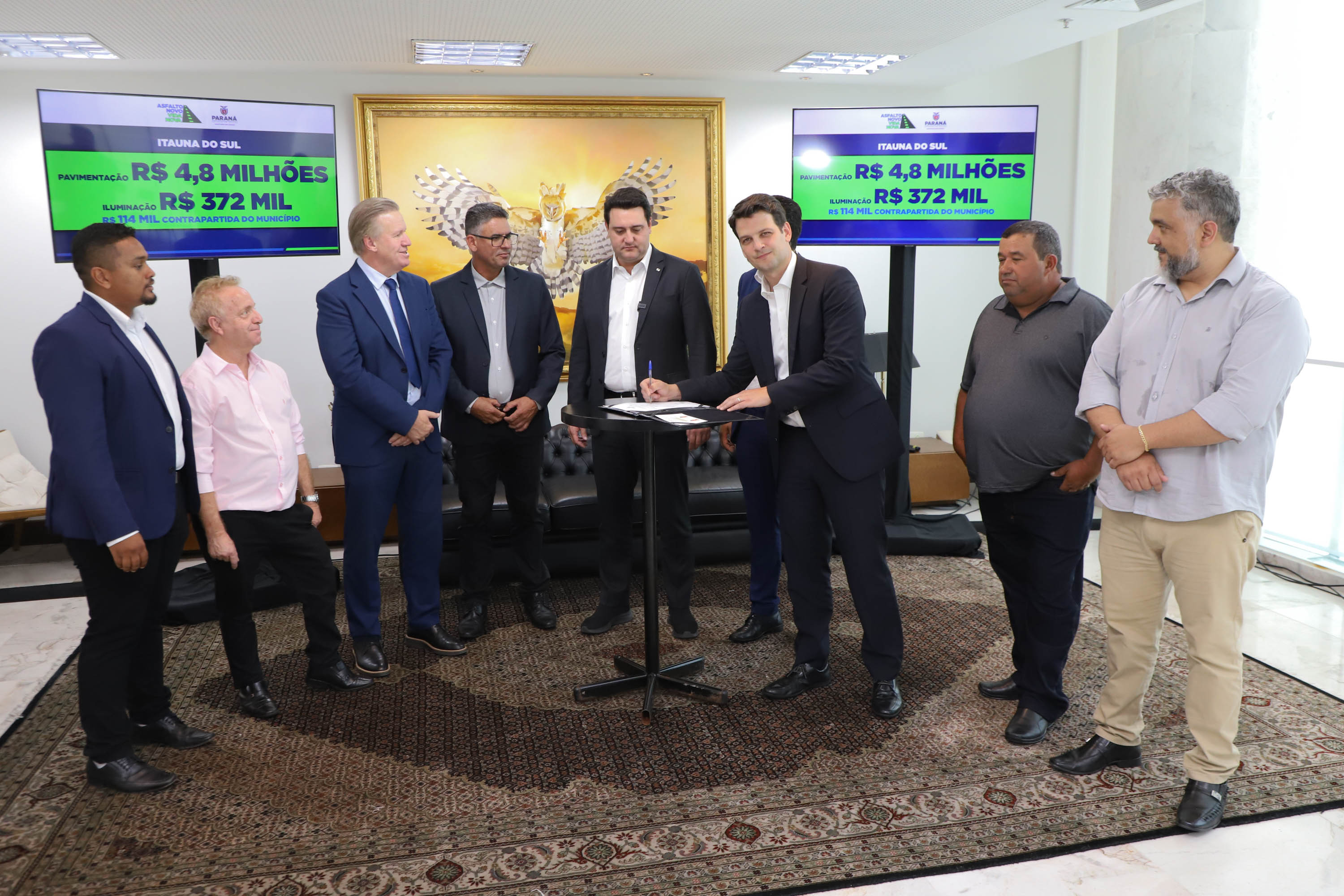 Mais R$ 34,1 milhões foram liberados pelo Governo do Estado para oito municípios pelo programa Asfalto Novo, Vida Nova.  As autorizações para os repasses foram assinadas pelo governador Carlos Massa Ratinho Junior. Na foto, repasse para a prefeitura de Itaúna do Sul.