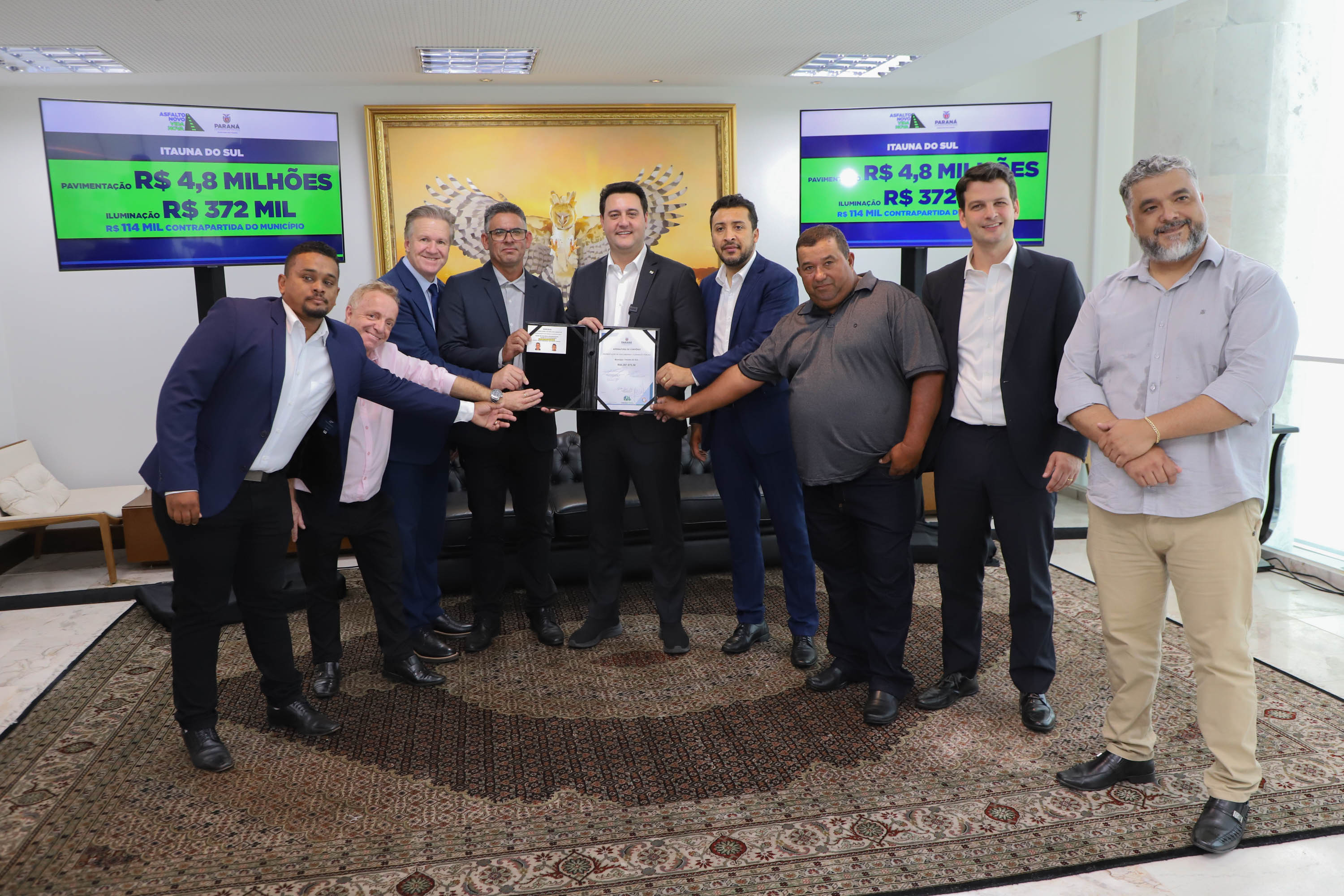 Mais R$ 34,1 milhões foram liberados pelo Governo do Estado para oito municípios pelo programa Asfalto Novo, Vida Nova.  As autorizações para os repasses foram assinadas pelo governador Carlos Massa Ratinho Junior. Na foto, repasse para a prefeitura de Itaúna do Sul.