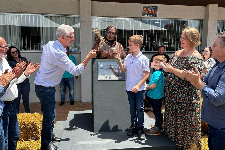 Dia Nacional do Plantio Direto, em Rolândia, com inauguração de busto de Herbert Bartz.