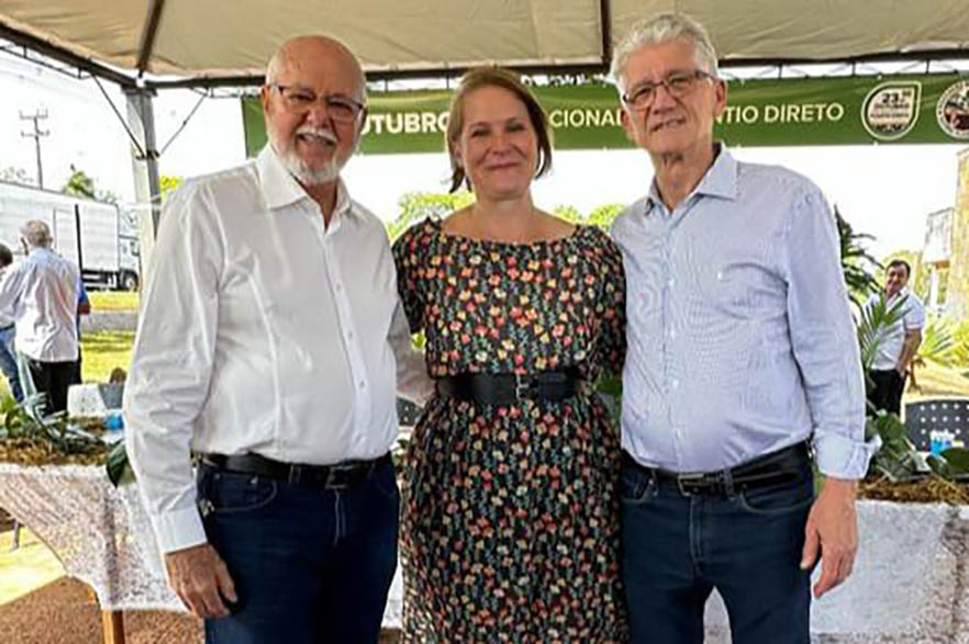 Dia Nacional do Plantio Direto, em Rolândia, com inauguração de busto de Herbert Bartz.