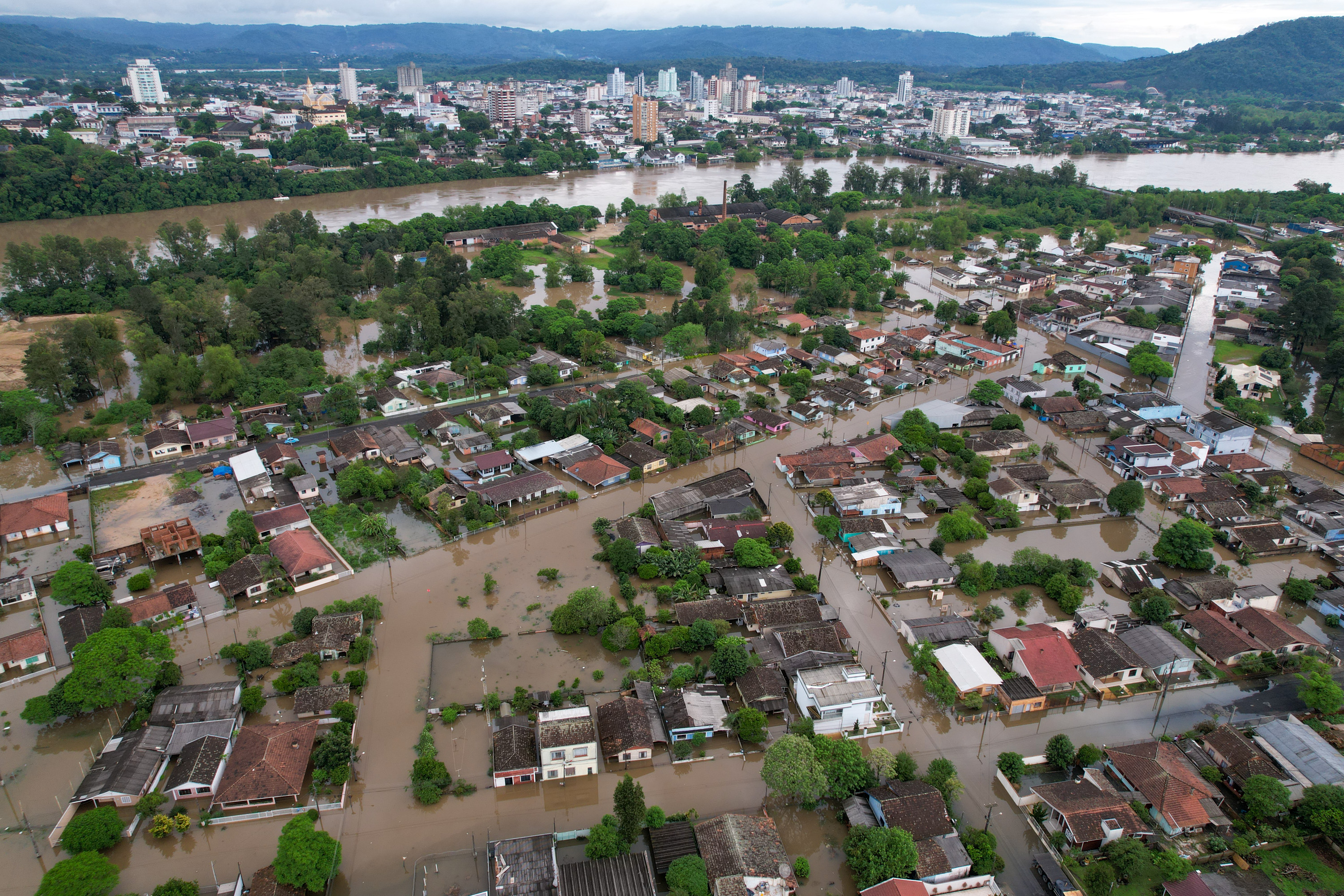 Imagem aérea de arquivo mostra ruas e residências alagadas pela cheia do Rio Iguaçu em União da Vitória, no Paraná.