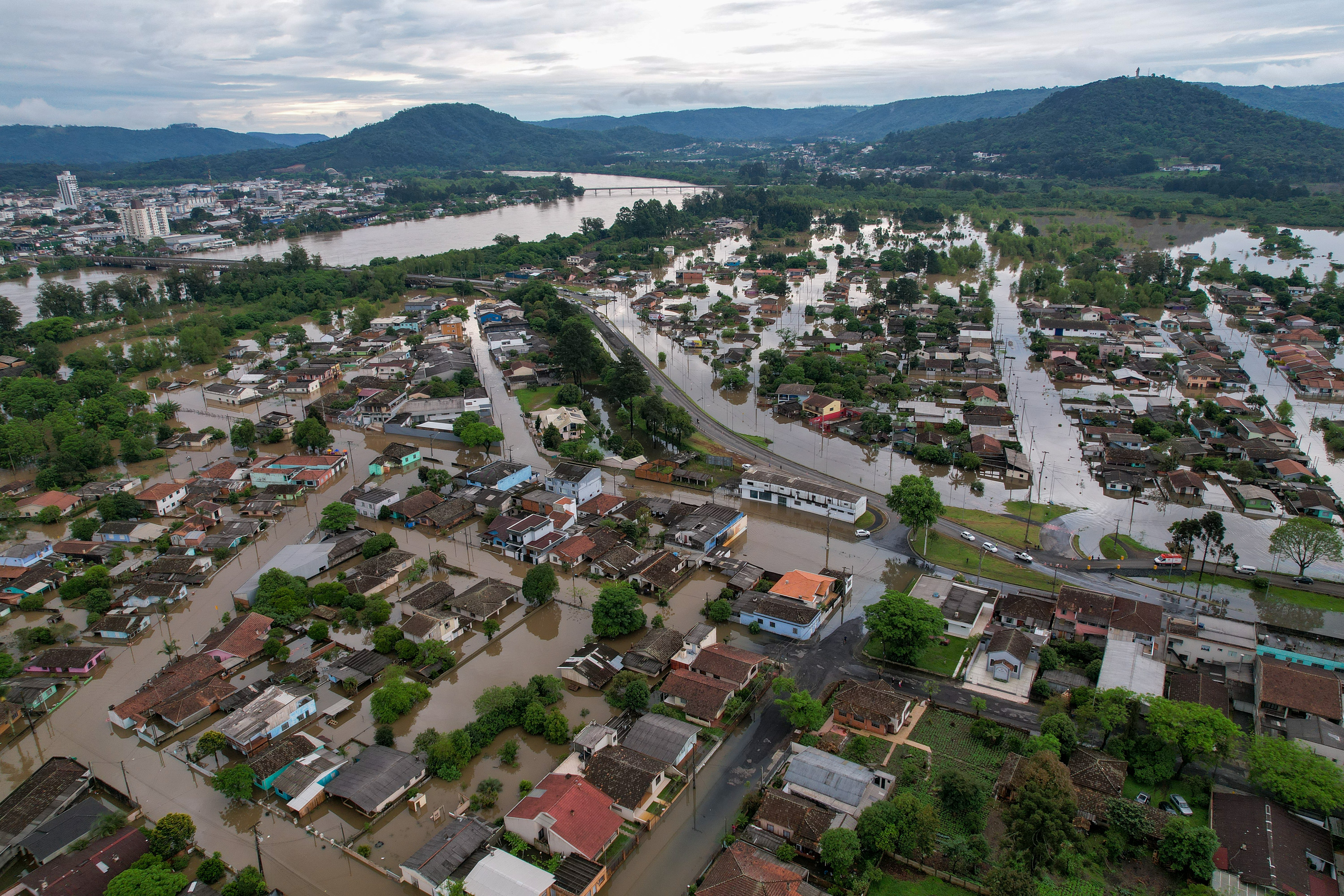 Vista aérea de arquivo mostra casas e ruas alagadas pela cheia do Rio Iguaçu em União da Vitória, no Paraná.