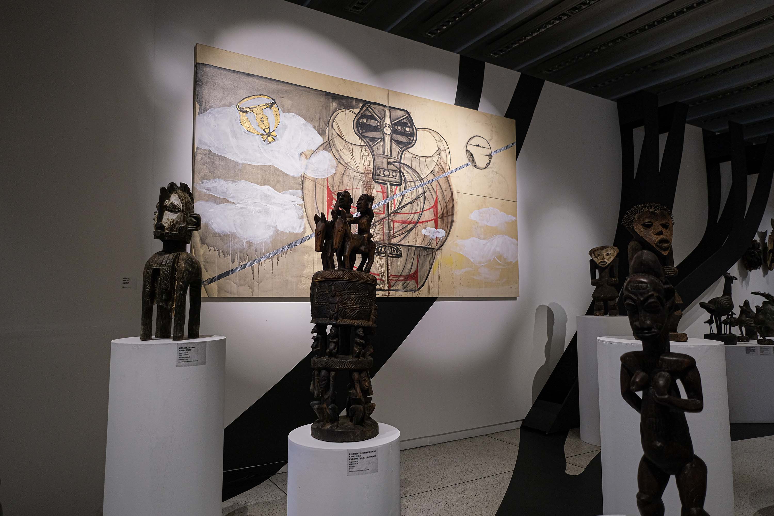 Dentro da temática da cultura popular brasileira e musicalidade afrodiaspórica, os inscritos entrarão em contato com os ritmos de raiz africana, com inspiração nos instrumentos presentes na mostra “África: Diálogos com o Contemporâneo” (Sala 4).