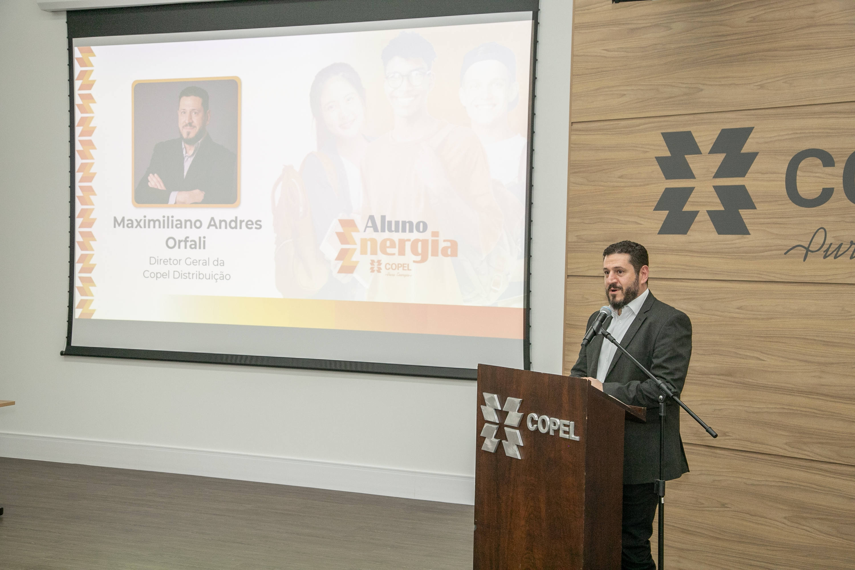 Copel divulga relação de estudantes que vão ganhar bolsa e mentoria por 5 anos