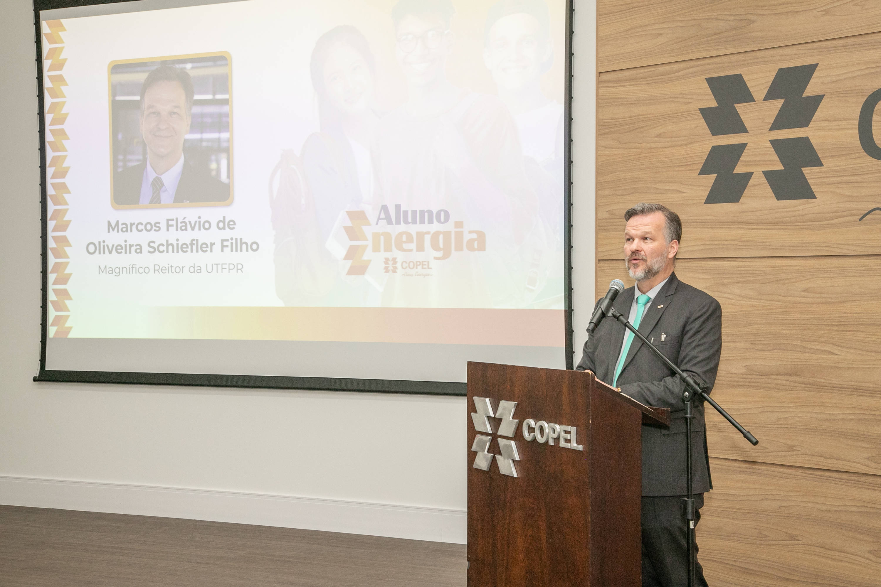 Copel divulga relação de estudantes que vão ganhar bolsa e mentoria por 5 anos