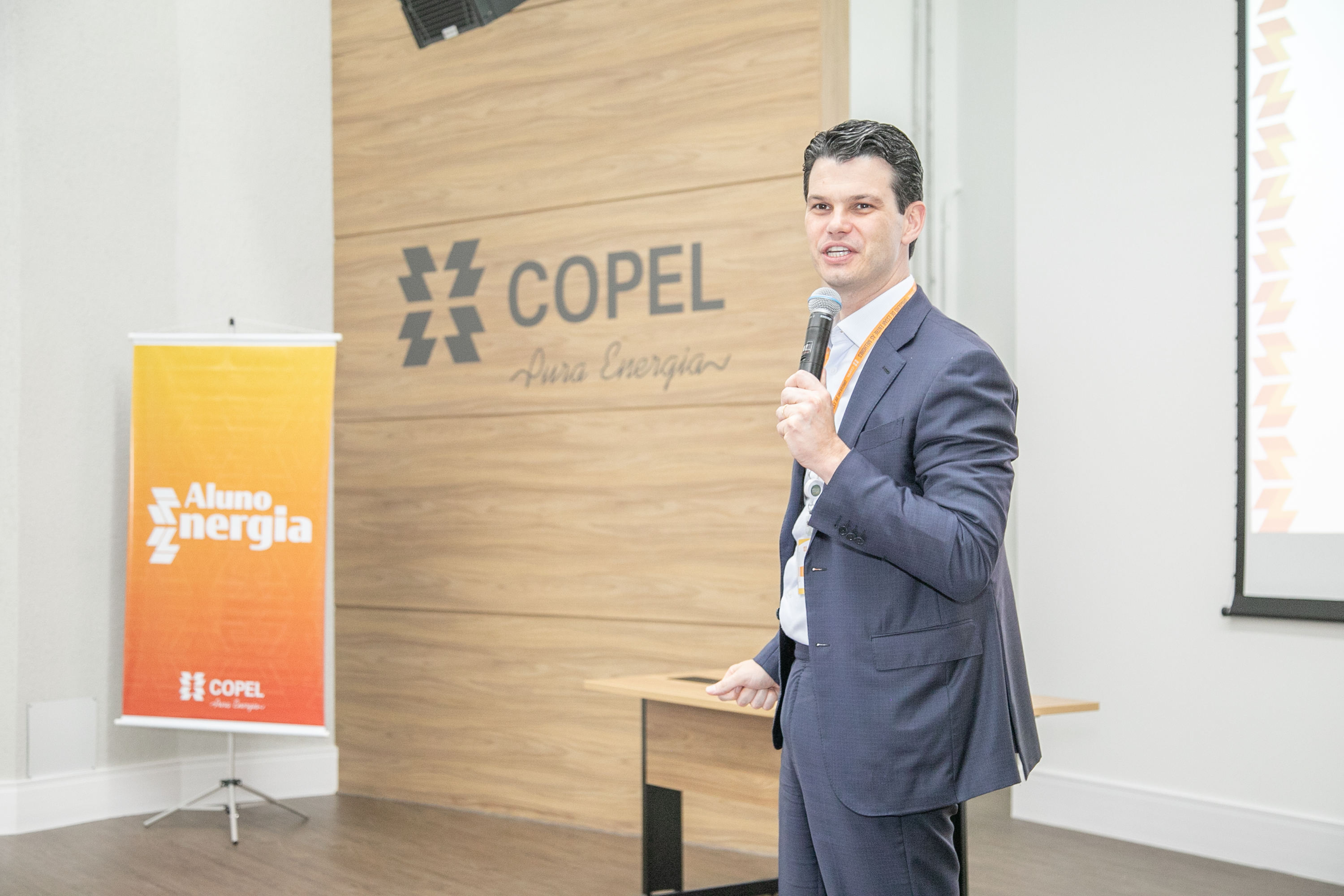 Copel divulga relação de estudantes que vão ganhar bolsa e mentoria por 5 anos