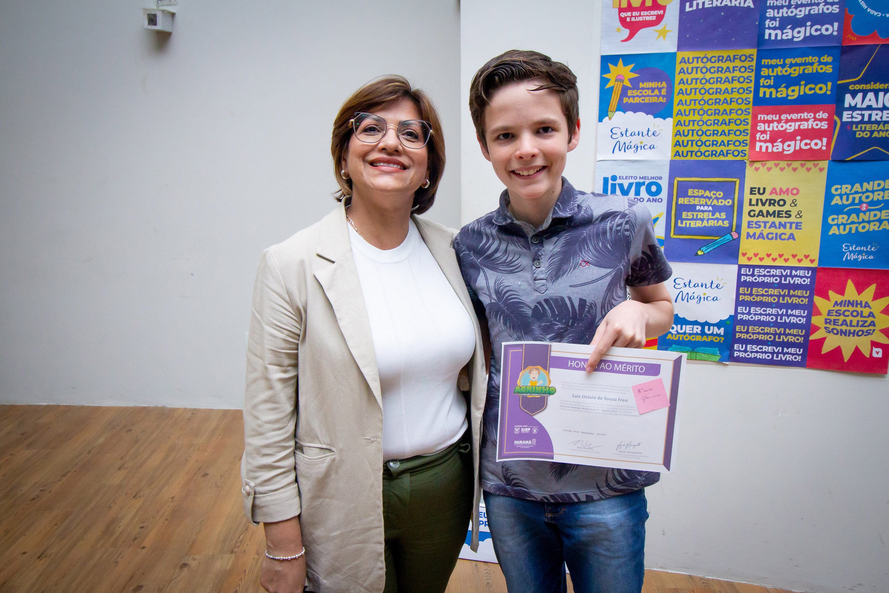 Alunos da rede estadual distribuem autógrafos em evento de lançamento de livros autorais