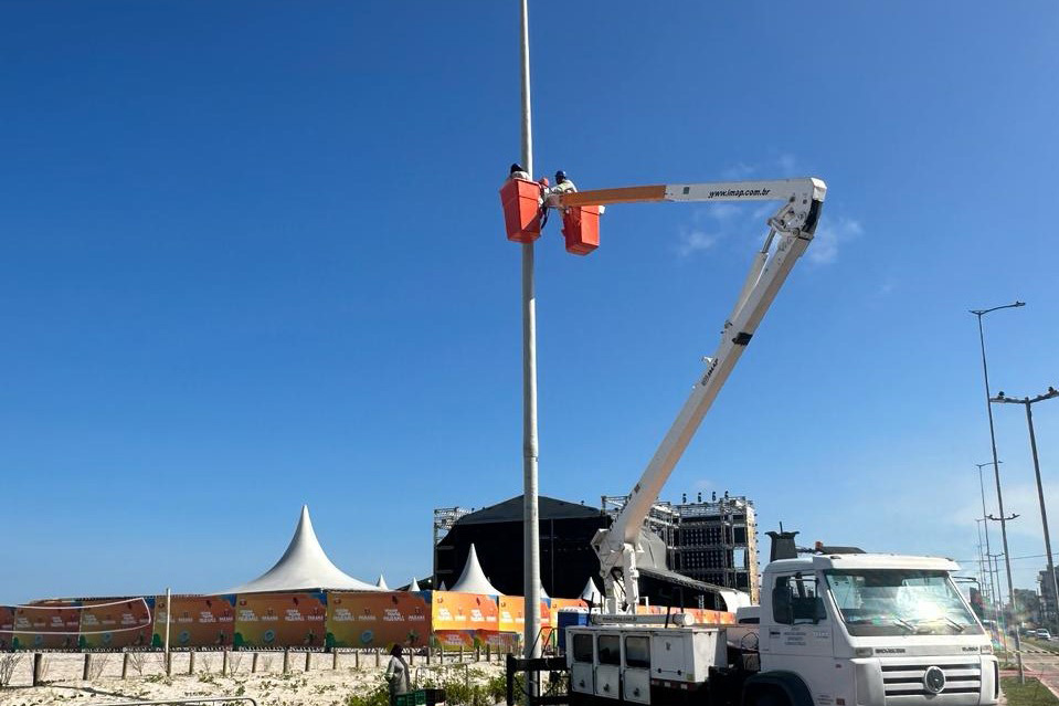 Com luzes cênicas e superpostes, Estado começa instalar novo sistema de iluminação em Matinhos