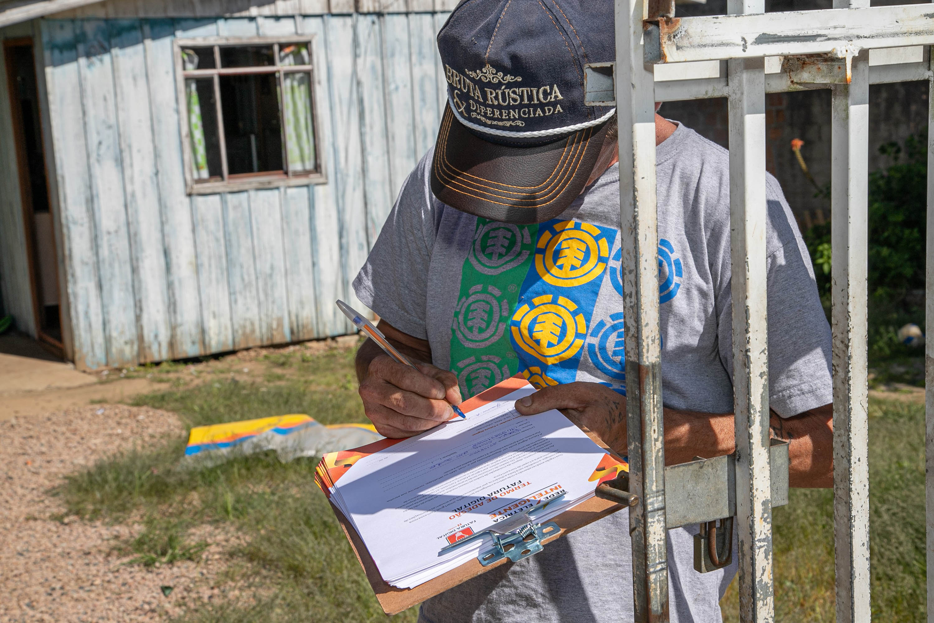 Copel visita consumidores para cadastro de fatura digital na RMC