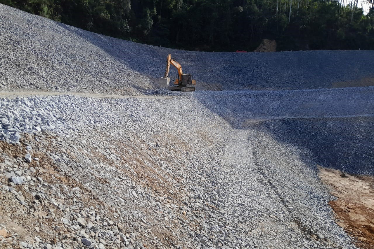 DER/PR está recuperando rodovia de Rio Branco do Sul atingida pelas chuvas