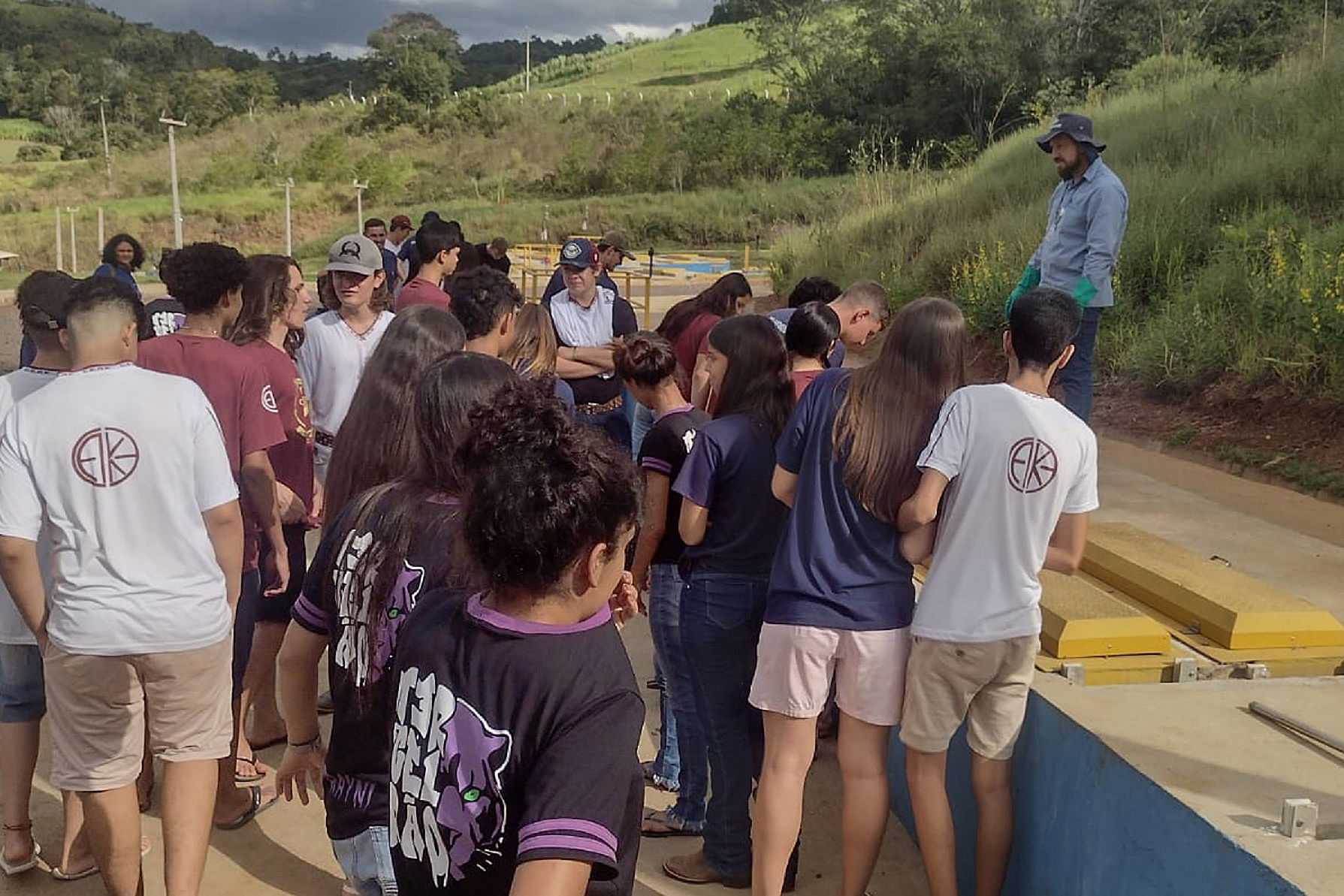 Francisco Prado mostra as fases e as análises do tratamento do esgoto