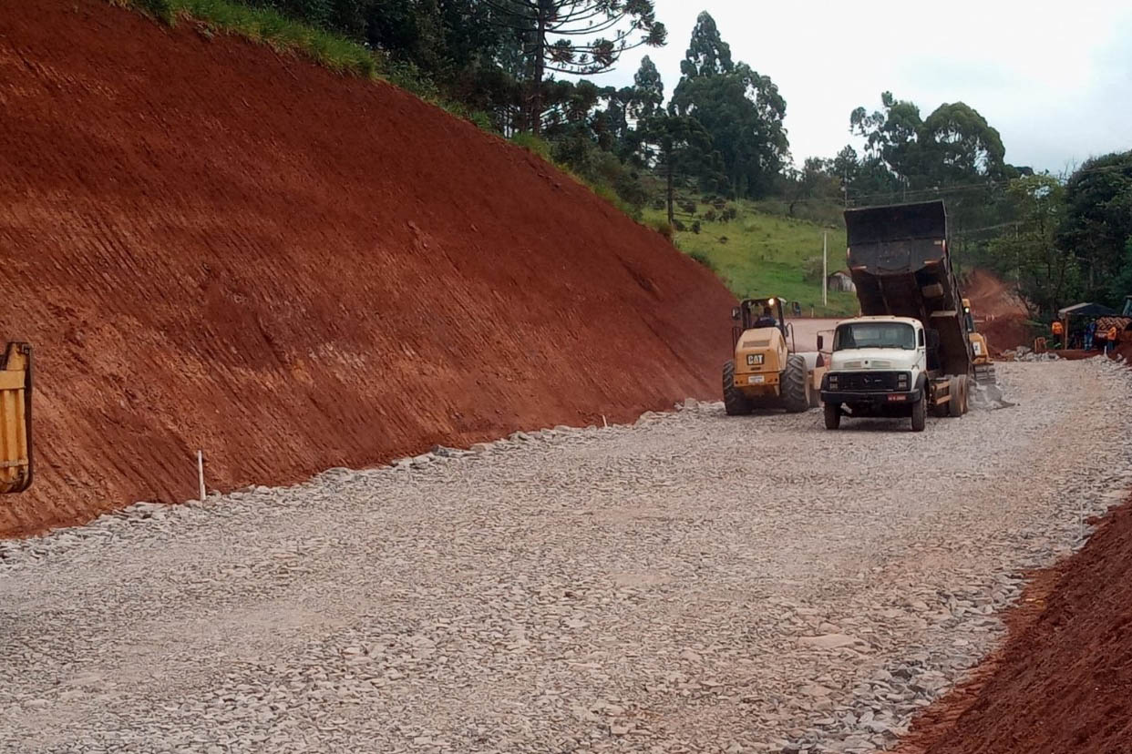 Pavimentação entre Pitanga e Mato Rico está 74% finalizada
