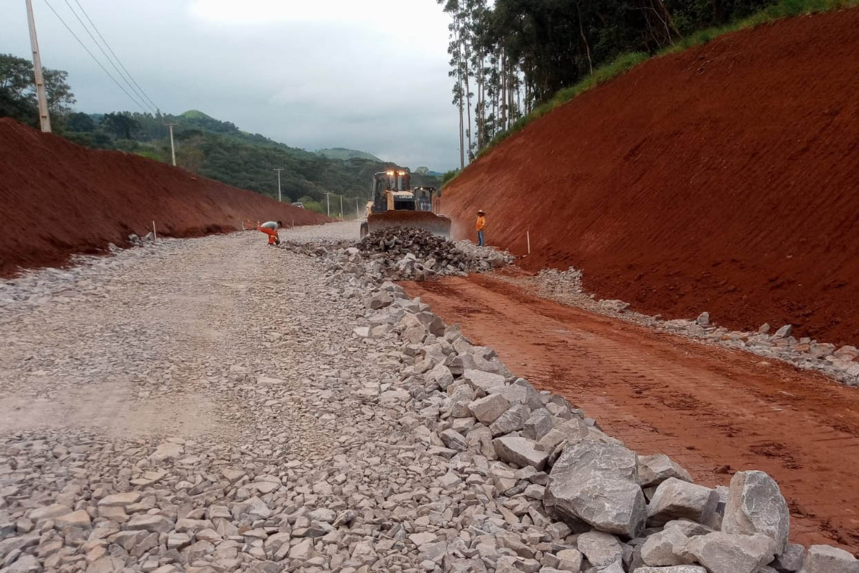 Pavimentação entre Pitanga e Mato Rico está 74% finalizada