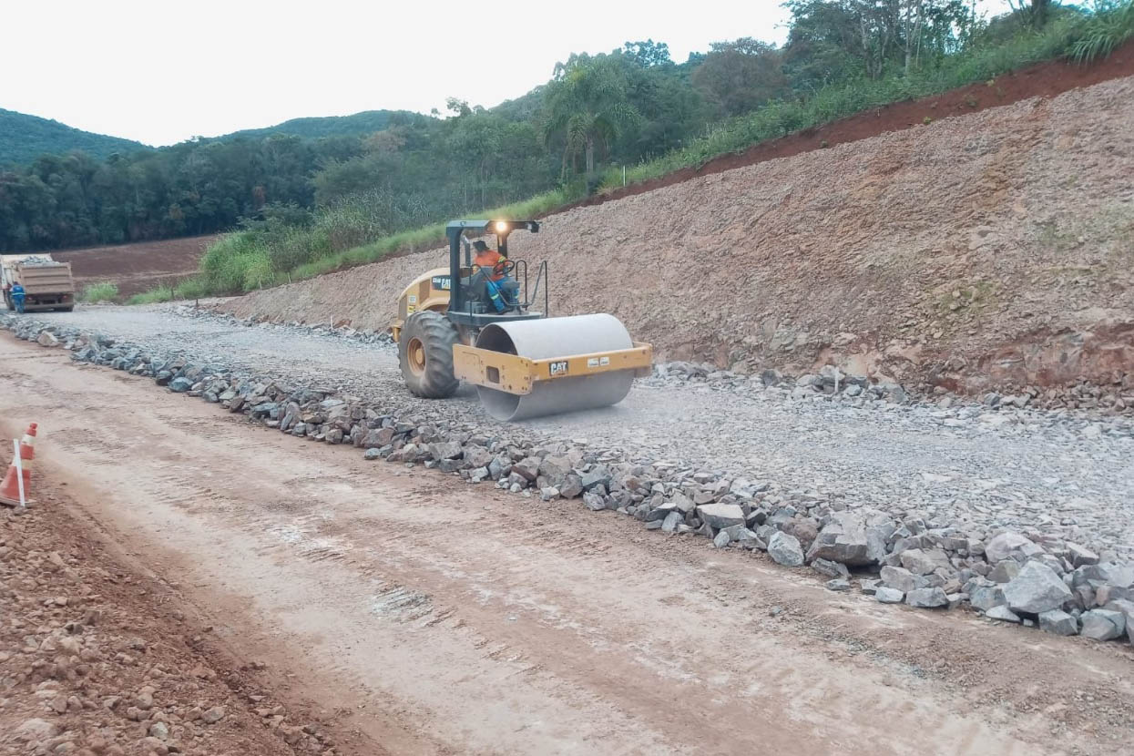 Pavimentação entre Pitanga e Mato Rico está 74% finalizada