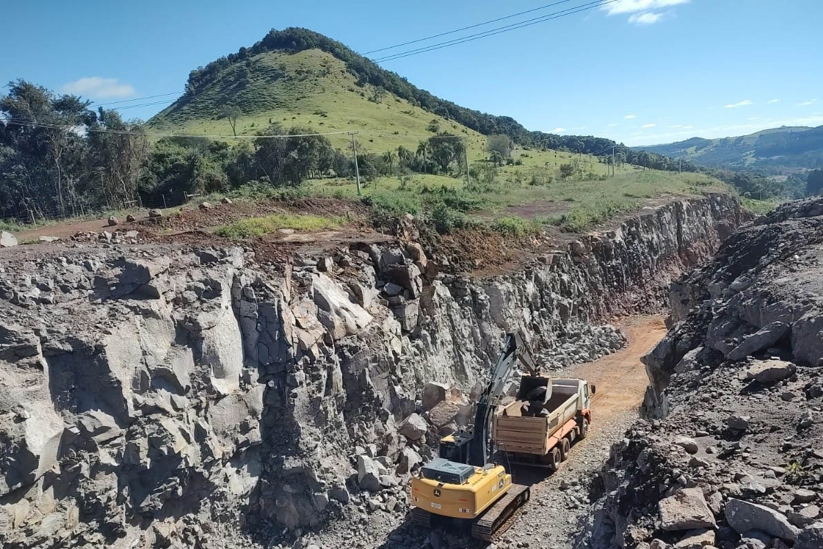Pavimentação entre Pitanga e Mato Rico está 74% finalizada
