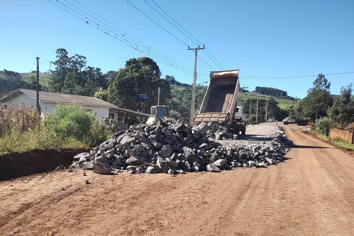Pavimentação entre Pitanga e Mato Rico está 74% finalizada
