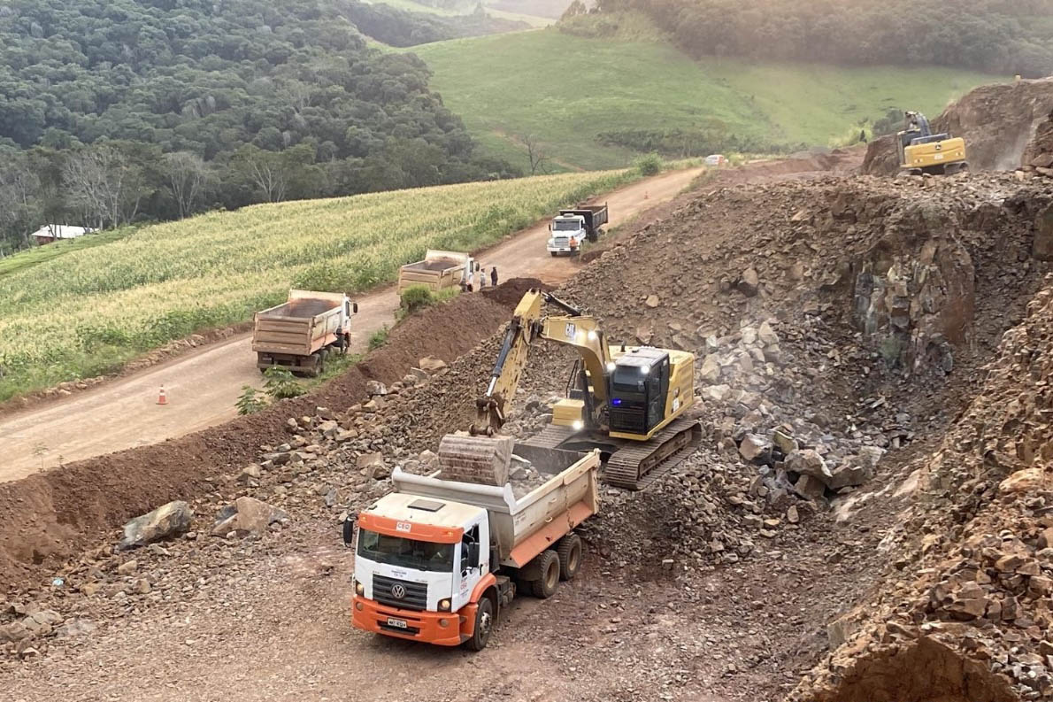 Pavimentação entre Pitanga e Mato Rico está 74% finalizada