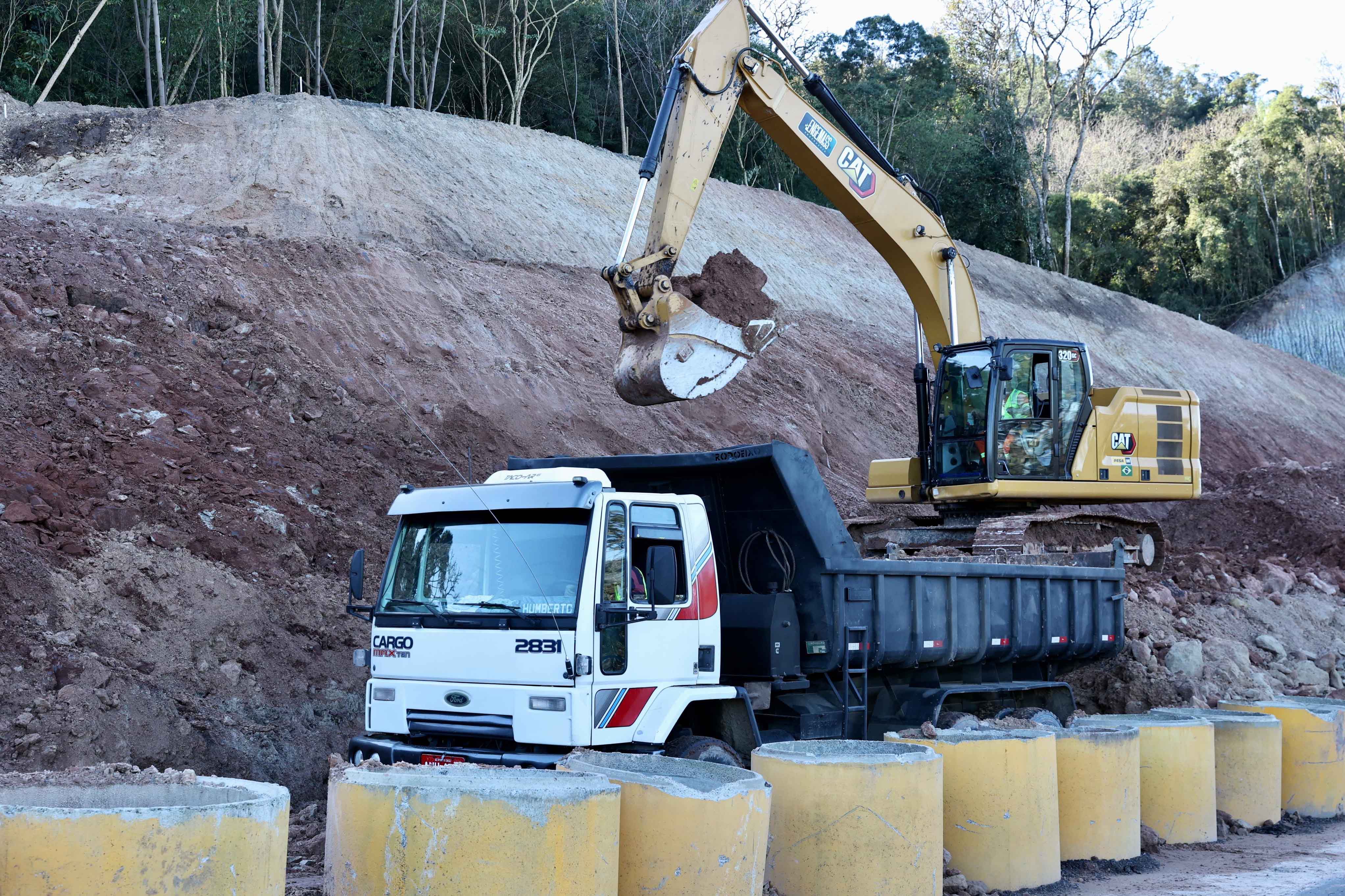 Estabilização de encosta ao lado de rodovia avança em União da Vitória