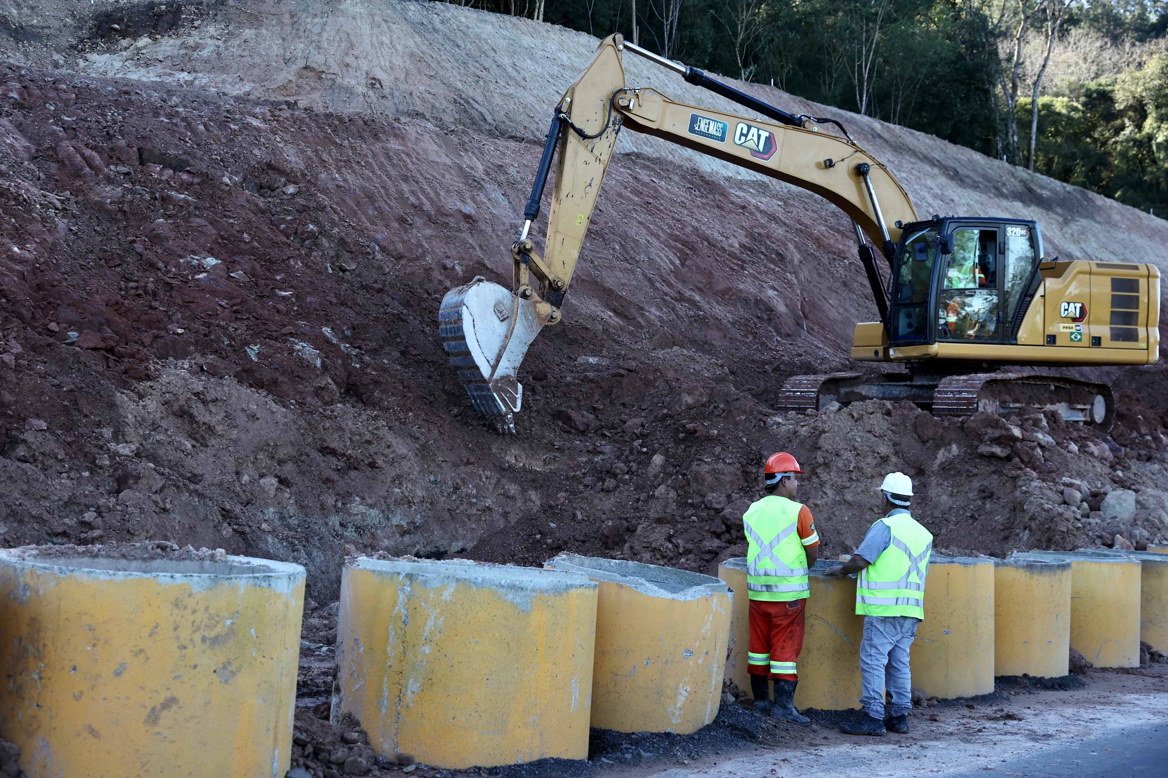 Estabilização de encosta ao lado de rodovia avança em União da Vitória