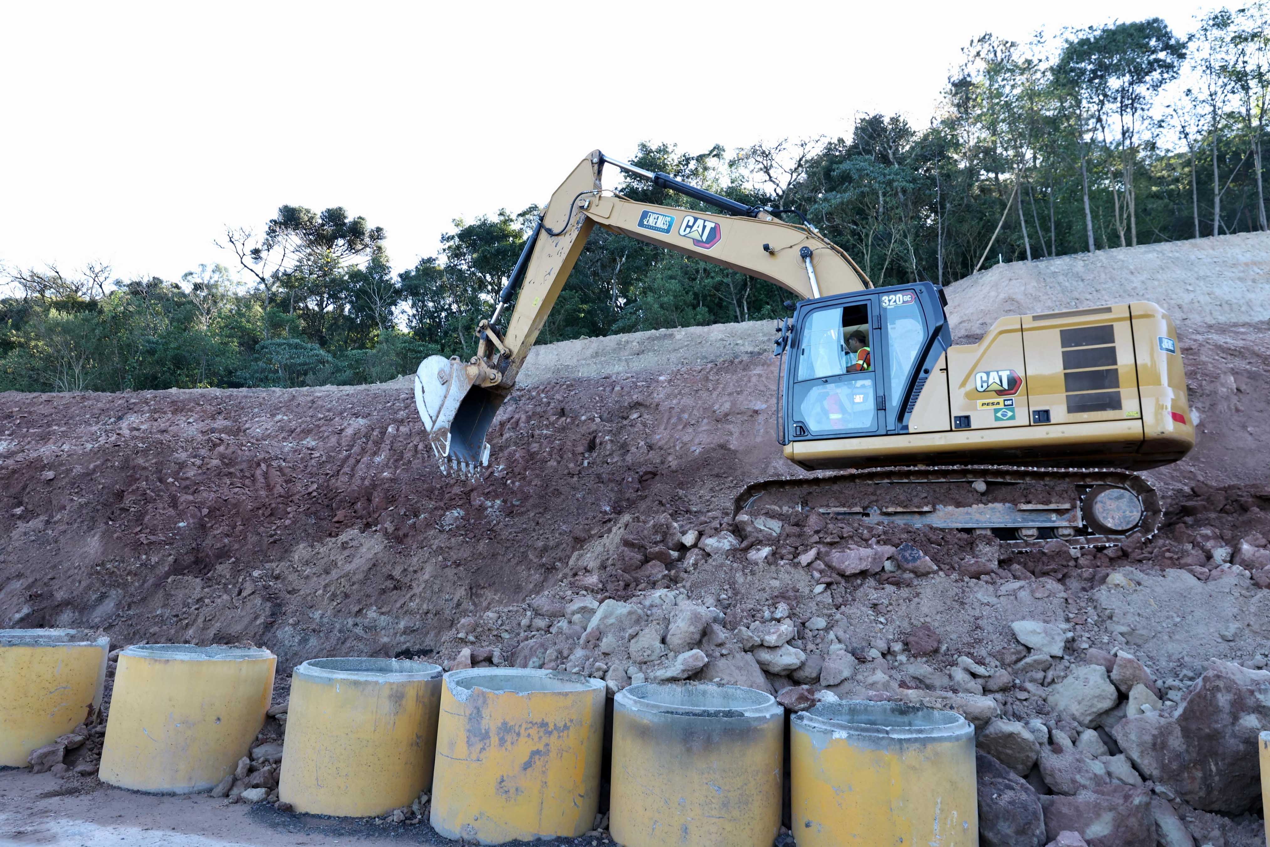 Estabilização de encosta ao lado de rodovia avança em União da Vitória