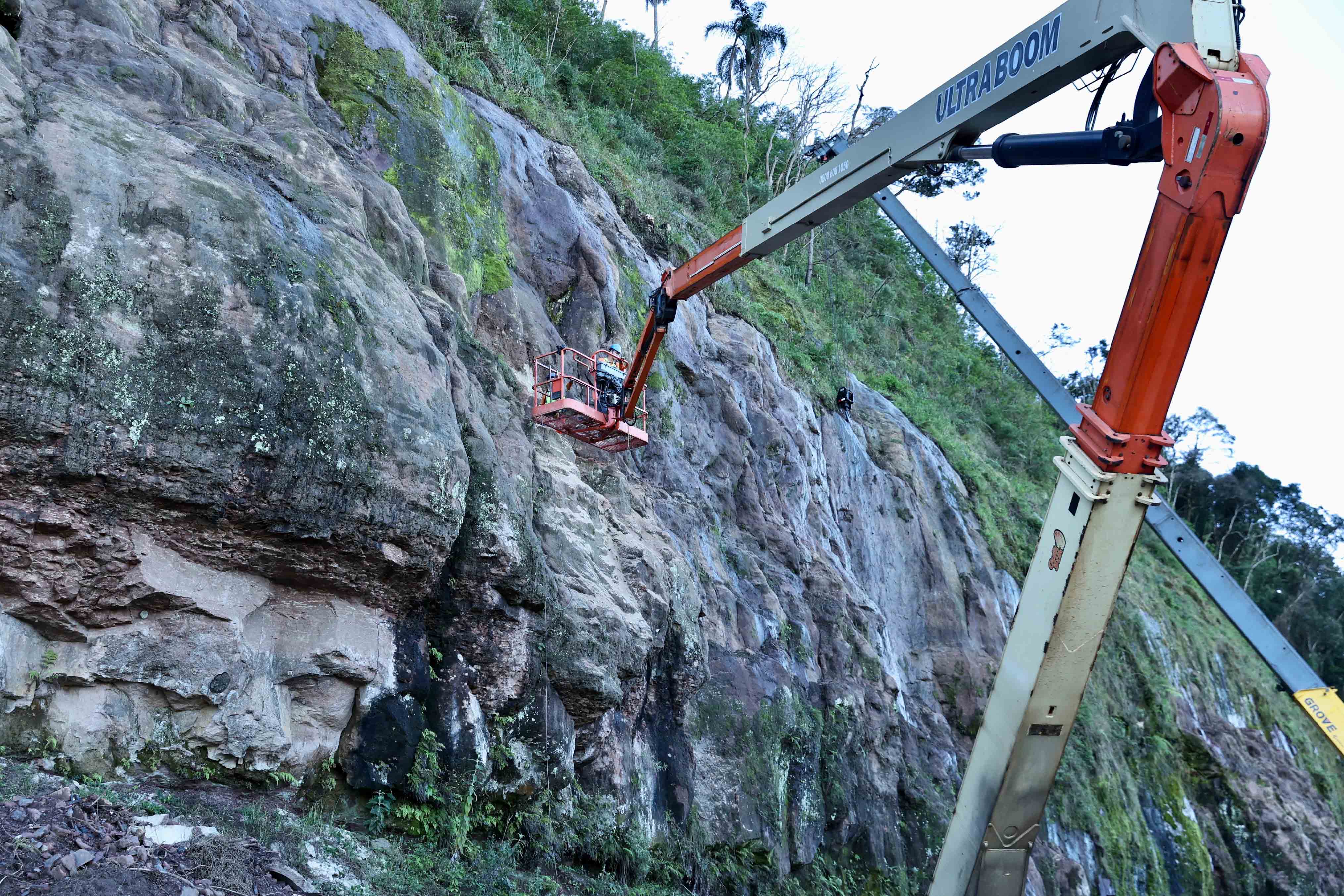 Estabilização de encosta ao lado de rodovia avança em União da Vitória