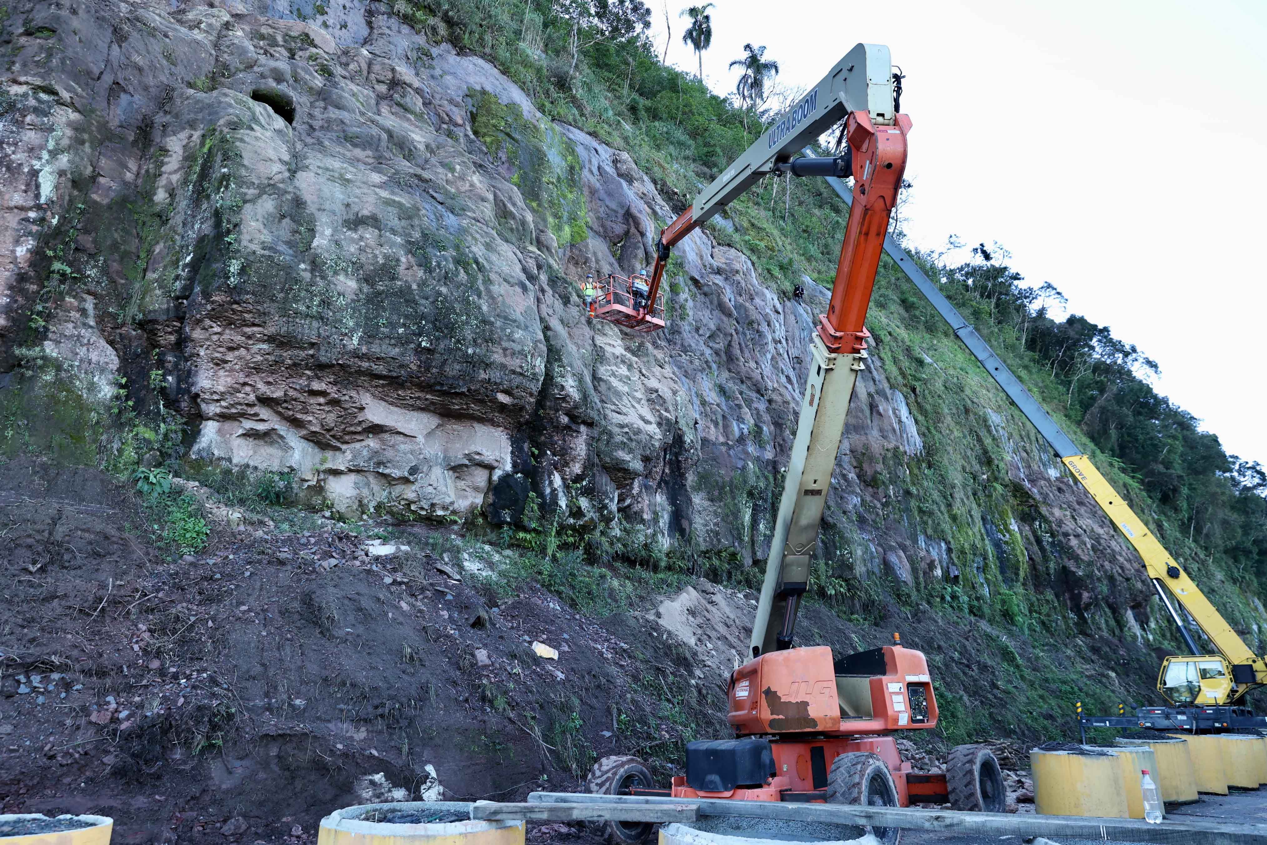 Estabilização de encosta ao lado de rodovia avança em União da Vitória