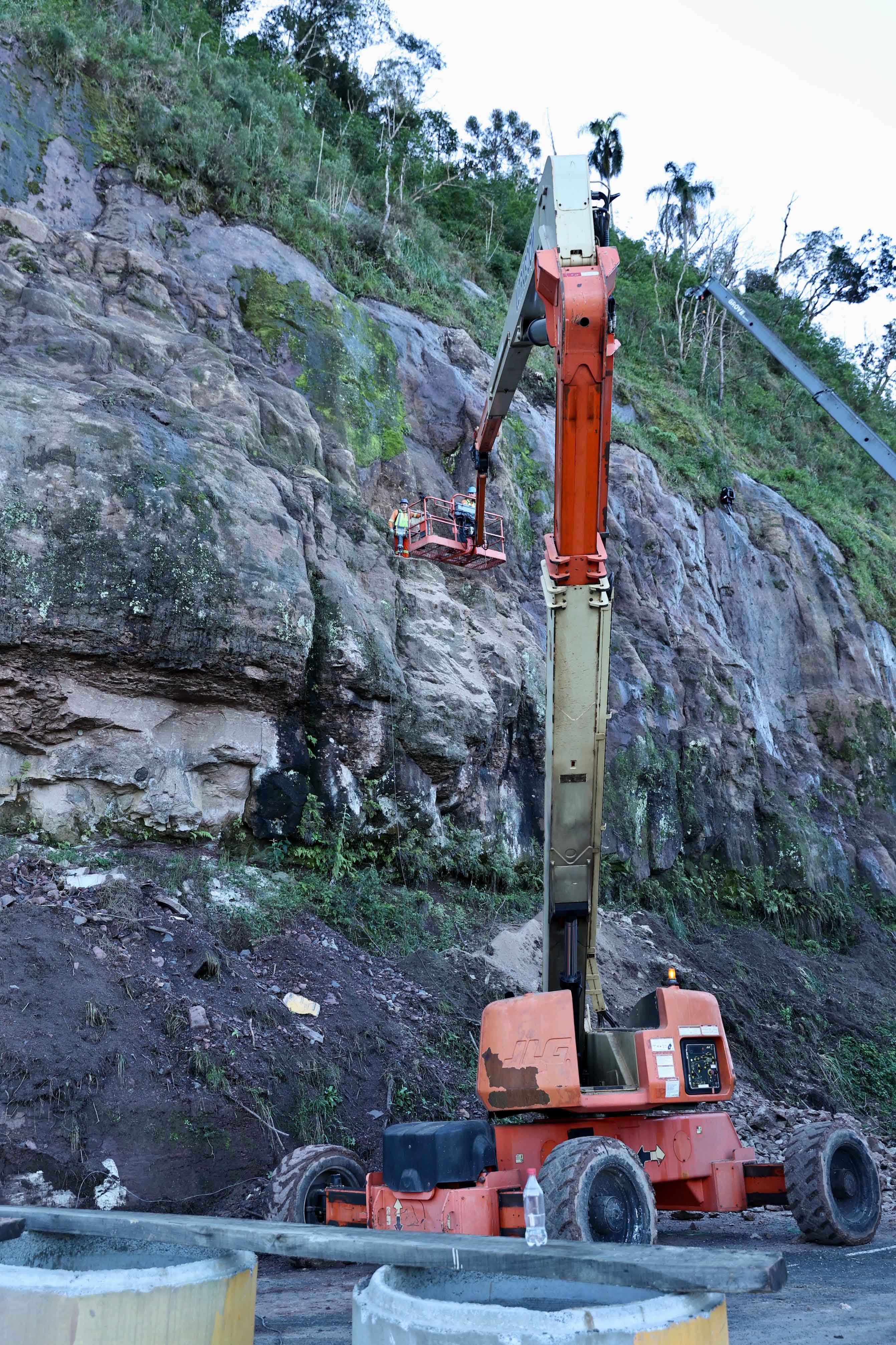 Estabilização de encosta ao lado de rodovia avança em União da Vitória