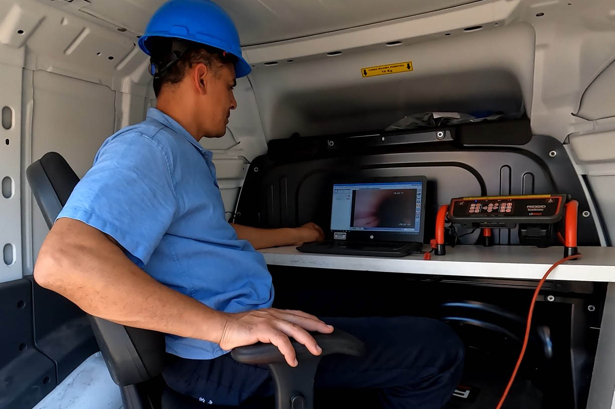 Lixo na rede de esgoto causa obstrução e danos ao meio ambiente