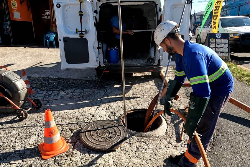 Lixo na rede de esgoto causa obstrução e danos ao meio ambiente