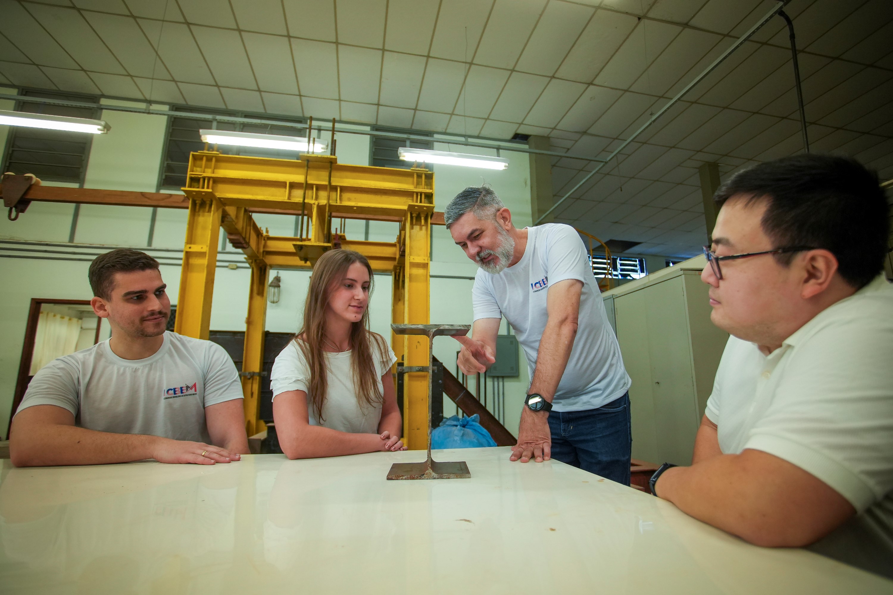 Pesquisa desenvolvida na UEM aponta viabilidade do aço reforçado por  nióbio para obras de construção