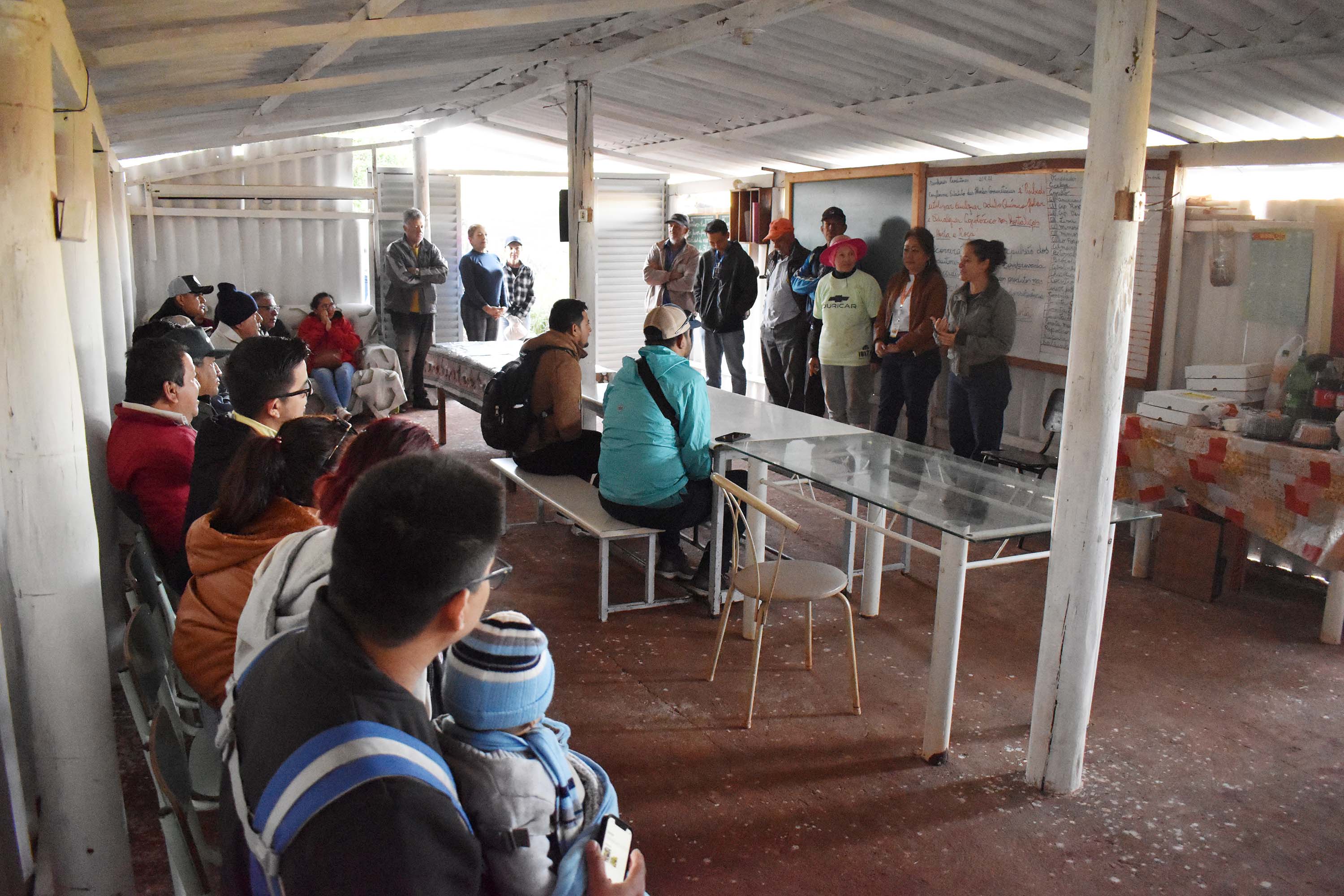 Horta comunitária do programa Cultivar Energia em Maringá recebe comitiva peruana