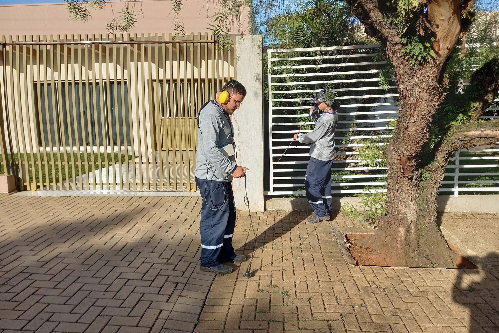 Sanepar faz pesquisa de vazamento noturna no centro de Cascavel C