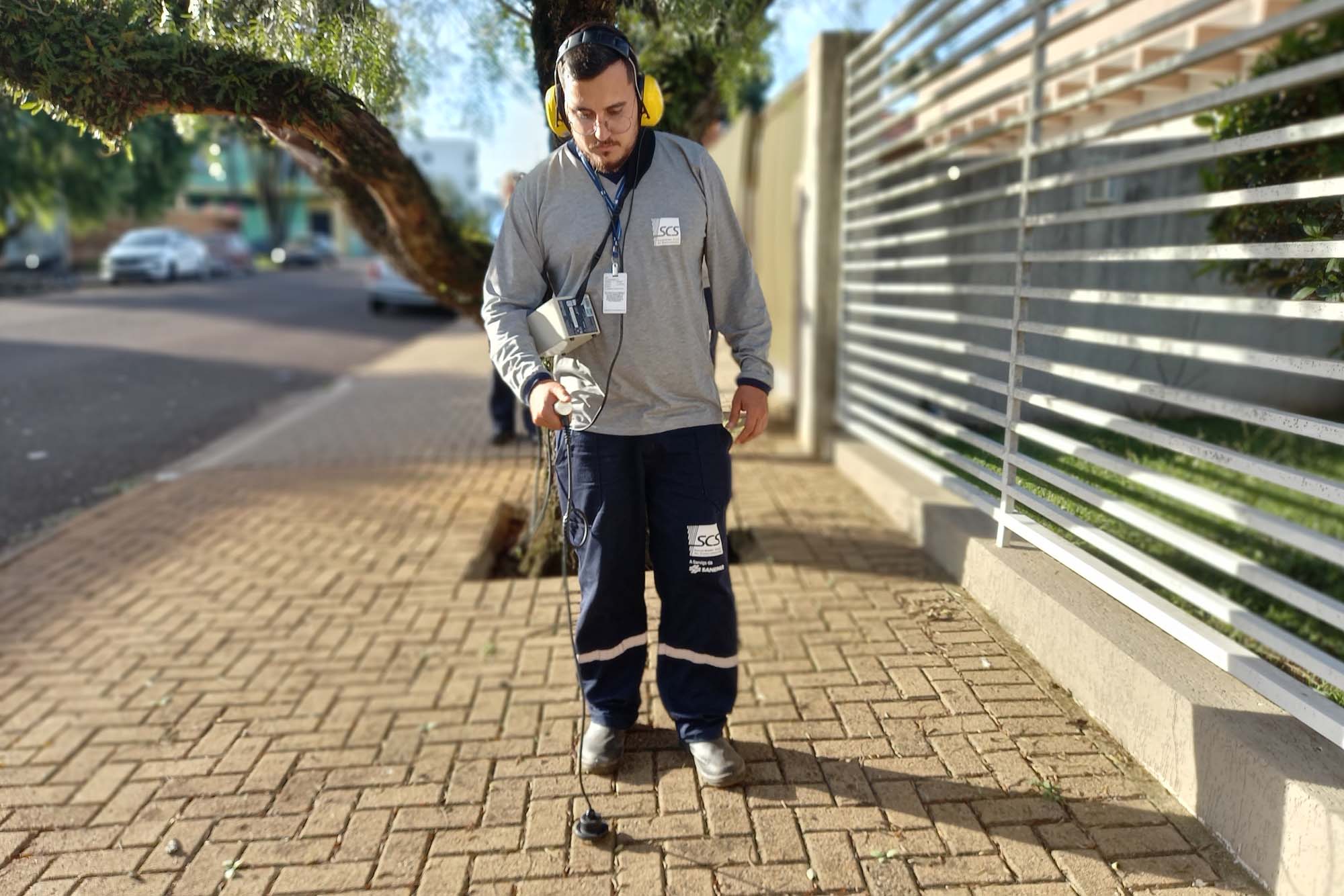 Sanepar faz pesquisa de vazamento noturna no centro de Cascavel C